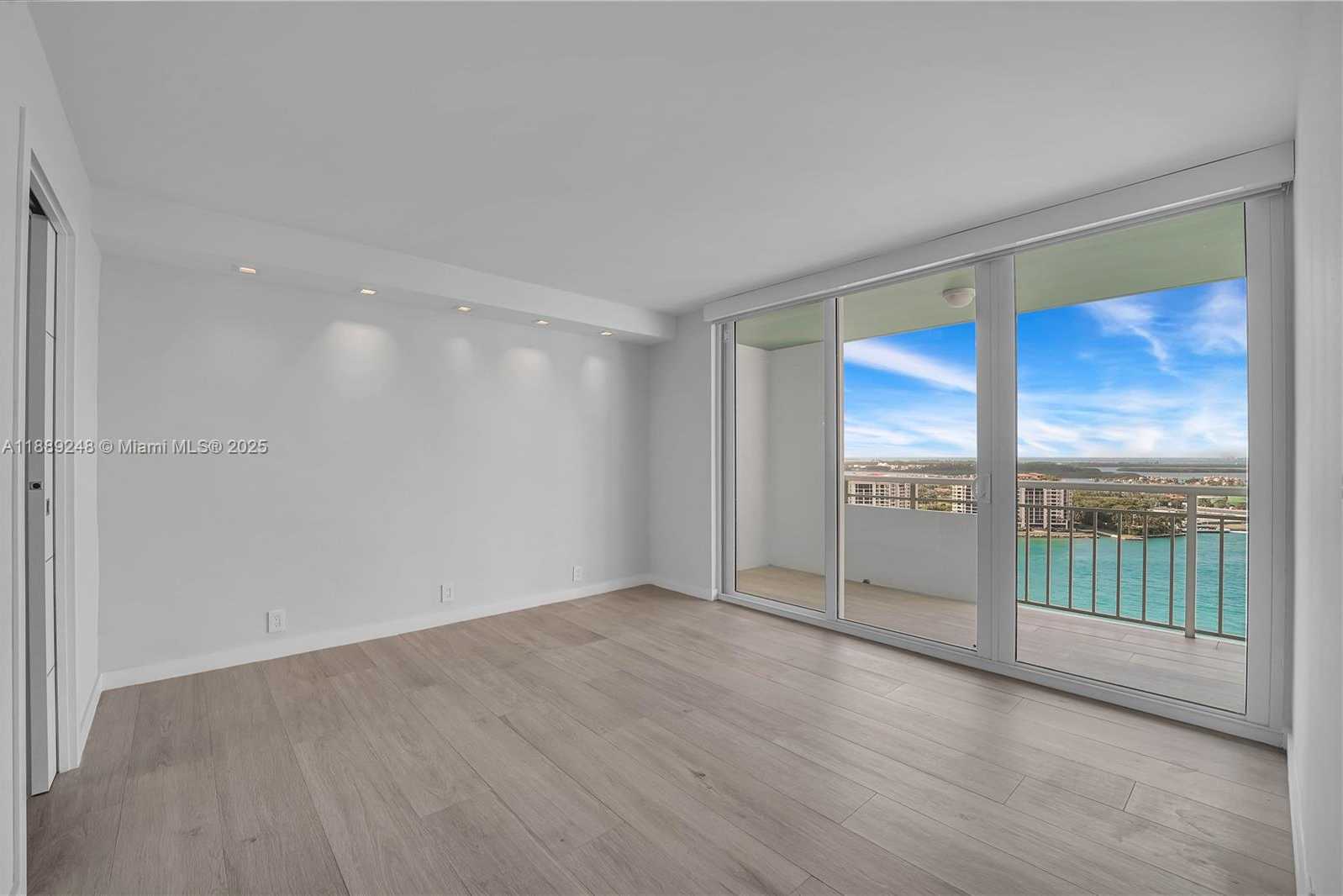 Small Image of 400 SOUTH POINTE DR #2305, Miami Beach Number 14
