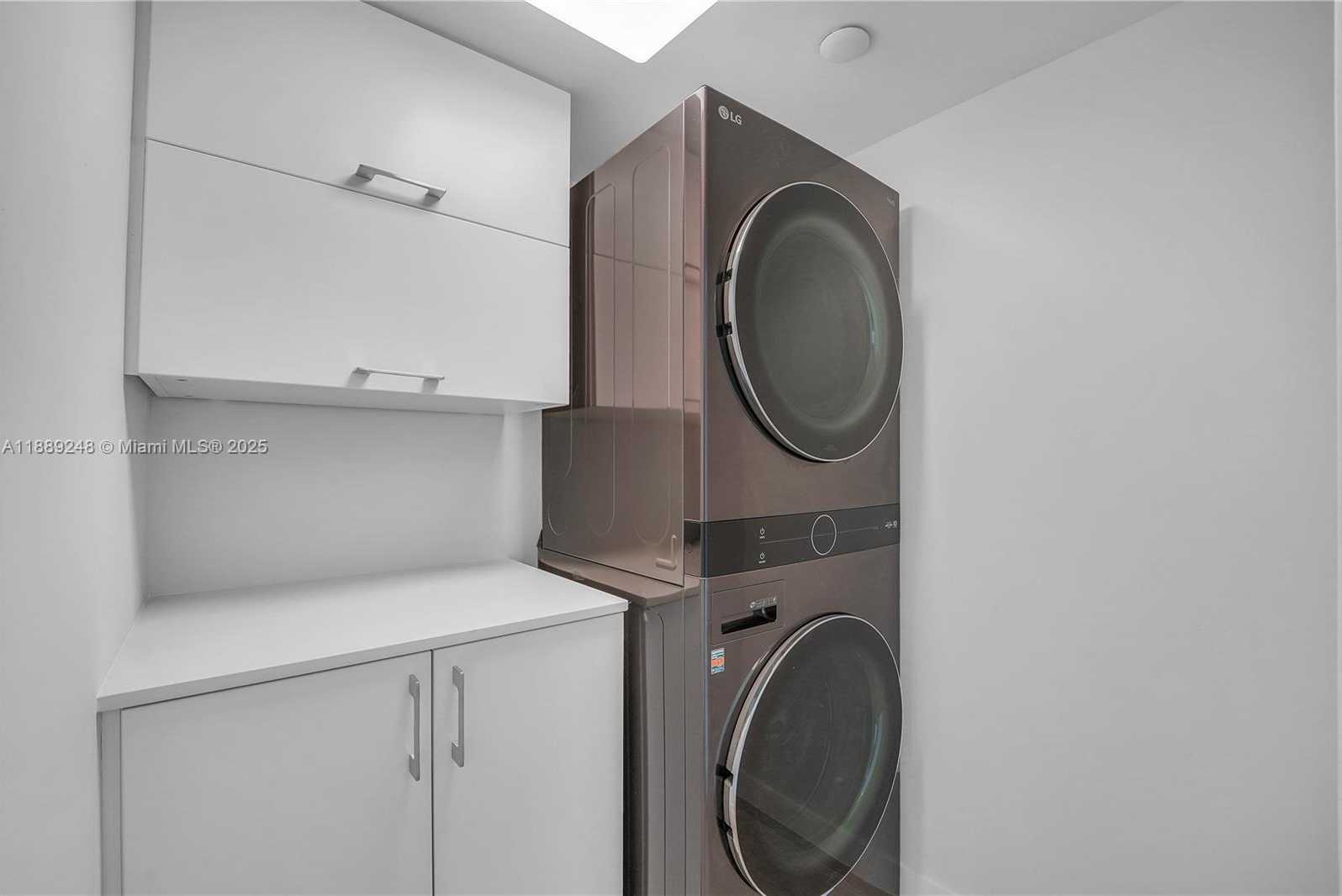 Small Image of 400 SOUTH POINTE DR #2305, Miami Beach Number 24