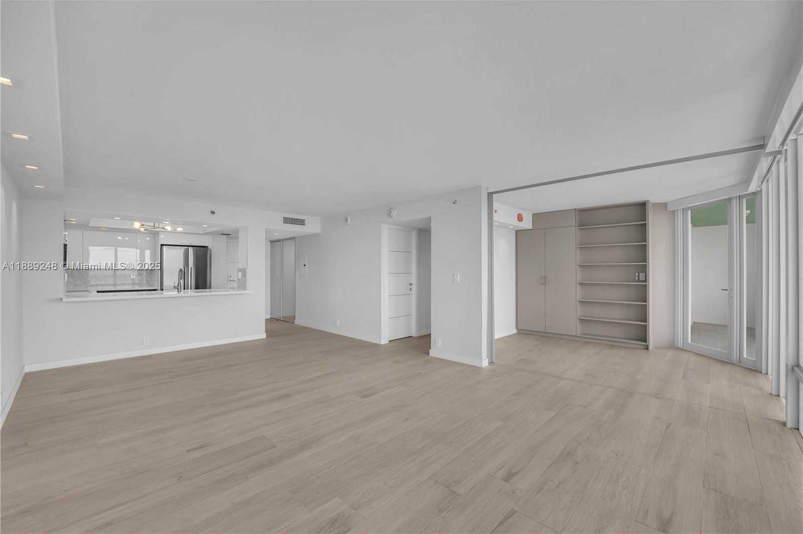 Small Image of 400 SOUTH POINTE DR #2305, Miami Beach Number 3