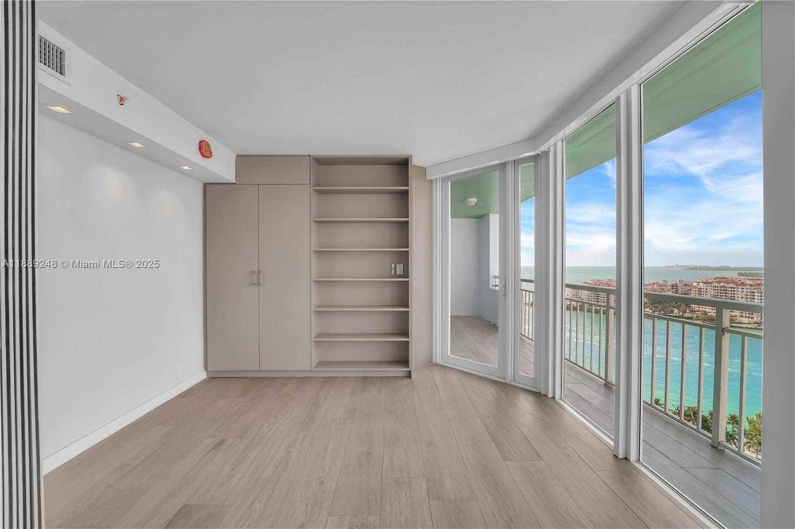Small Image of 400 SOUTH POINTE DR #2305, Miami Beach Number 9