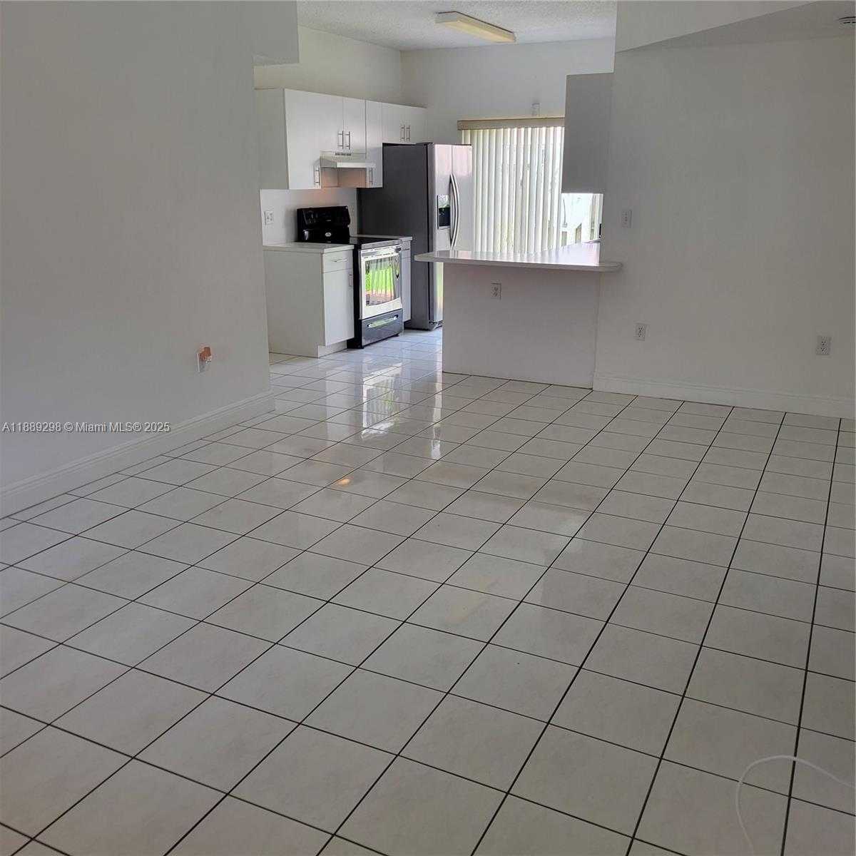 Small Image of 8019 LAKE DR #102, Doral Number 11