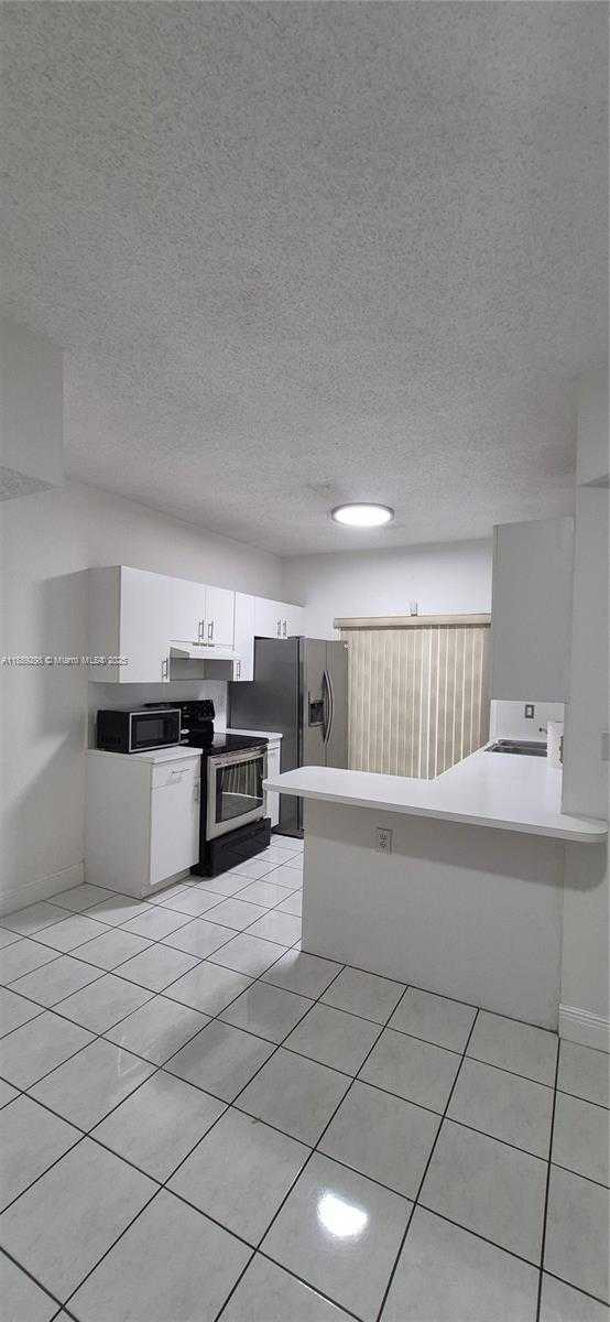 Small Image of 8019 LAKE DR #102, Doral Number 12
