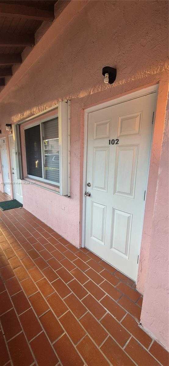 Small Image of 8019 LAKE DR #102, Doral Number 3