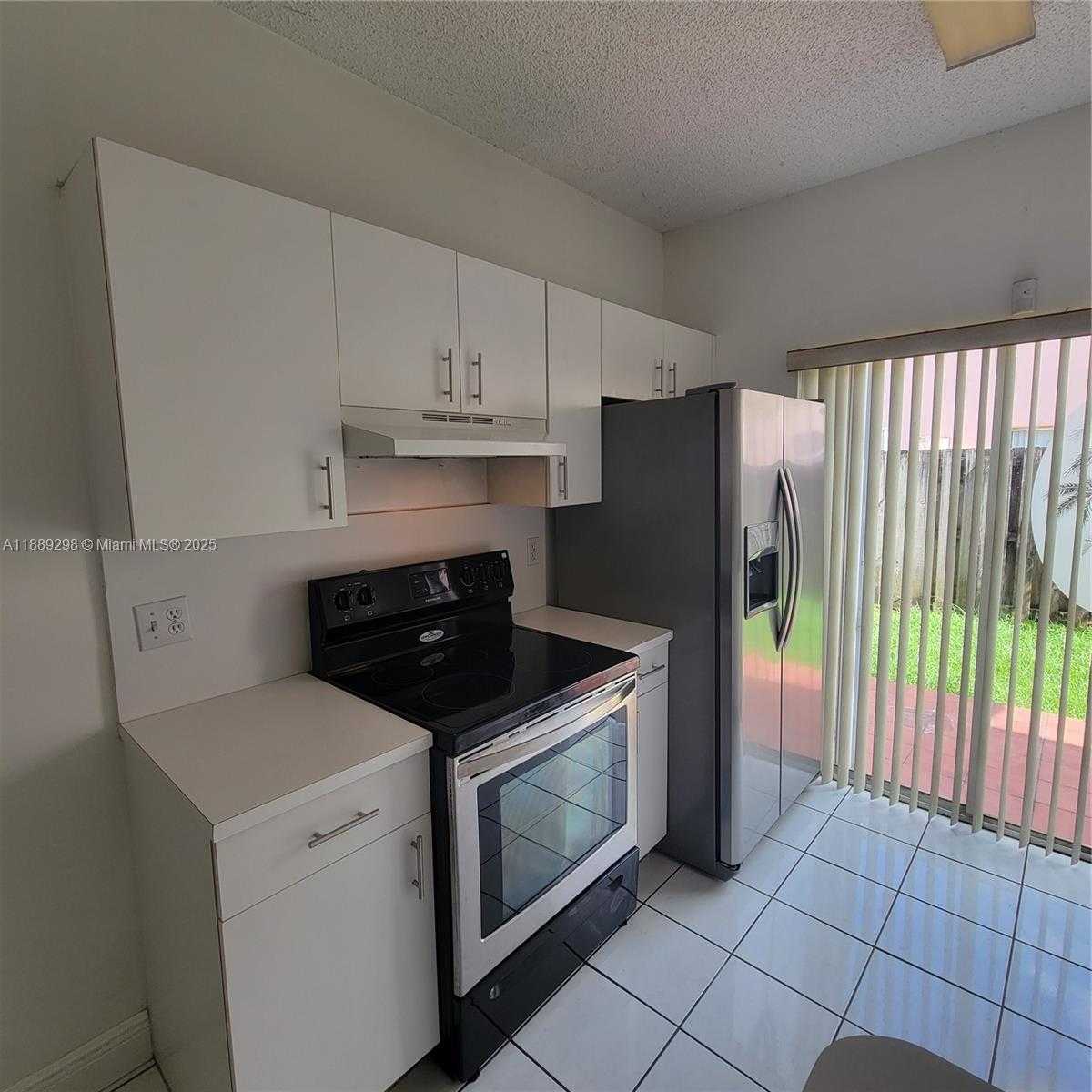Small Image of 8019 LAKE DR #102, Doral Number 5