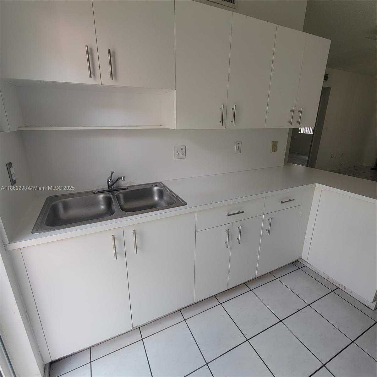 Small Image of 8019 LAKE DR #102, Doral Number 6