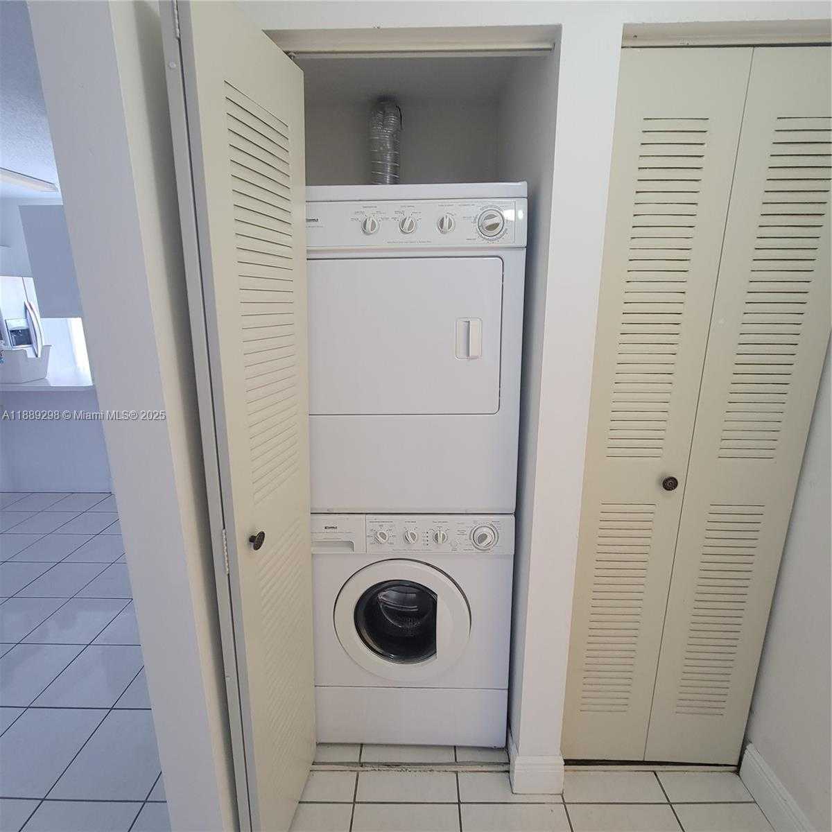 Small Image of 8019 LAKE DR #102, Doral Number 9