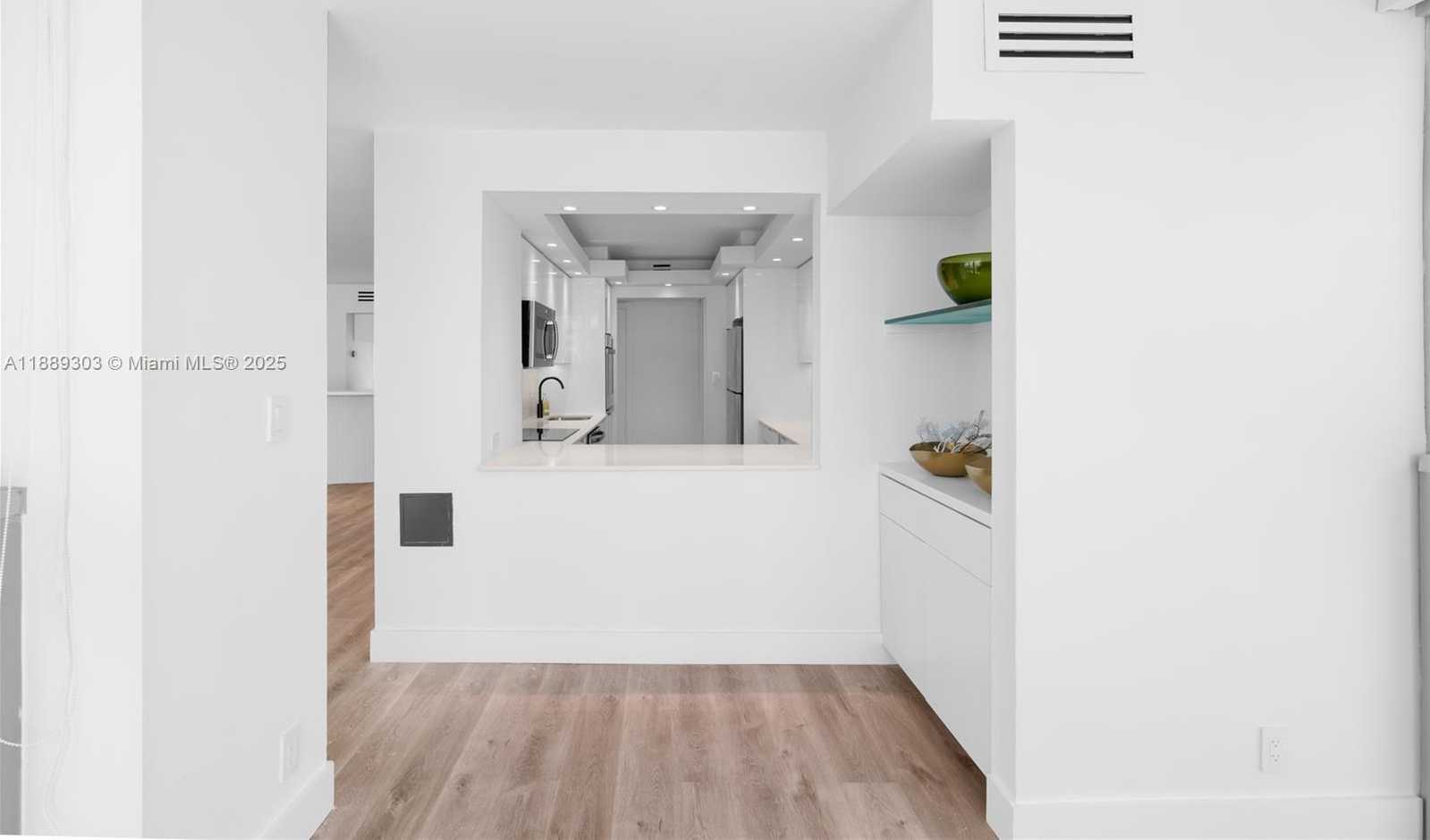 Small Image of 2655 COLLINS AVE #2408, Miami Beach Number 13