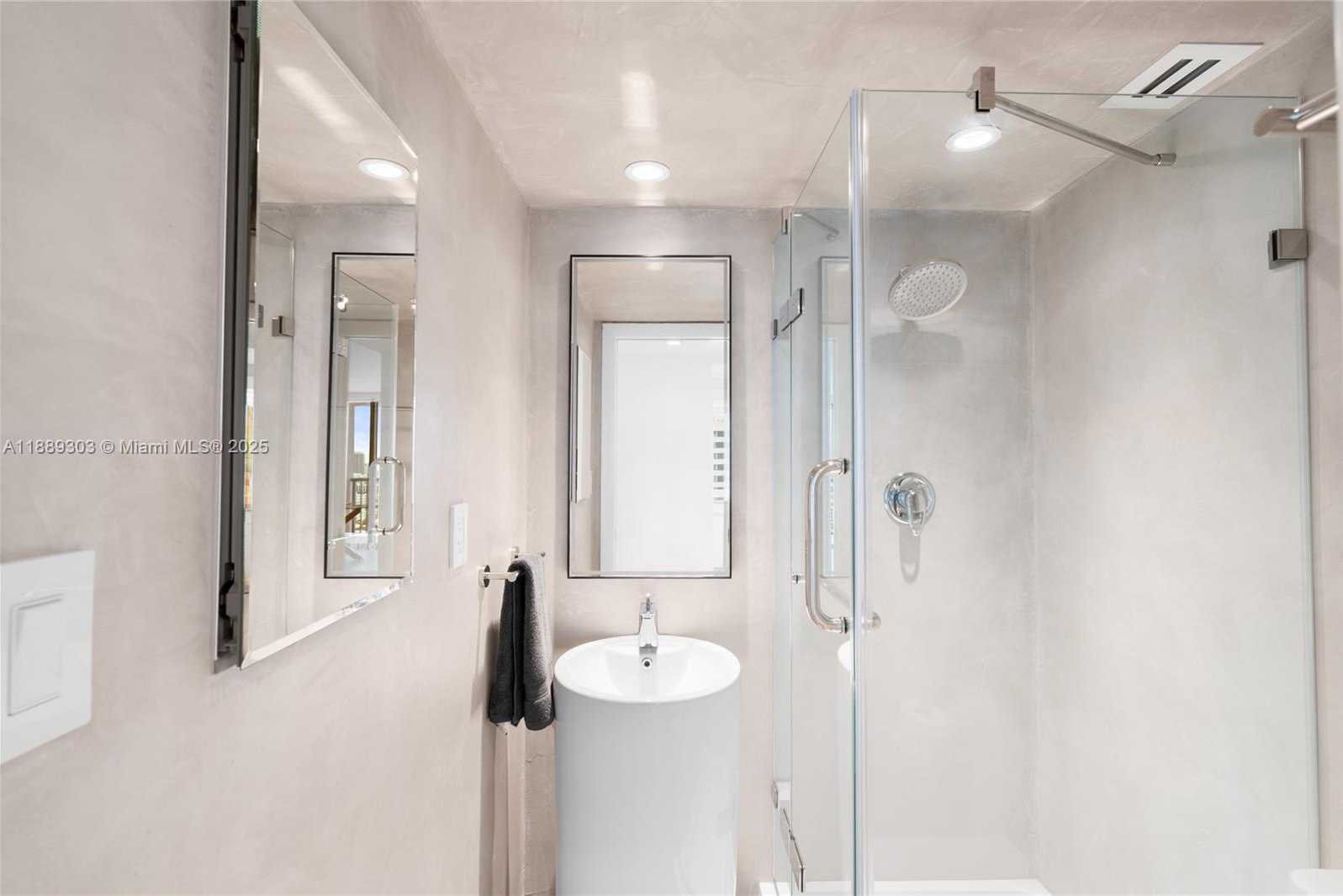 Small Image of 2655 COLLINS AVE #2408, Miami Beach Number 18