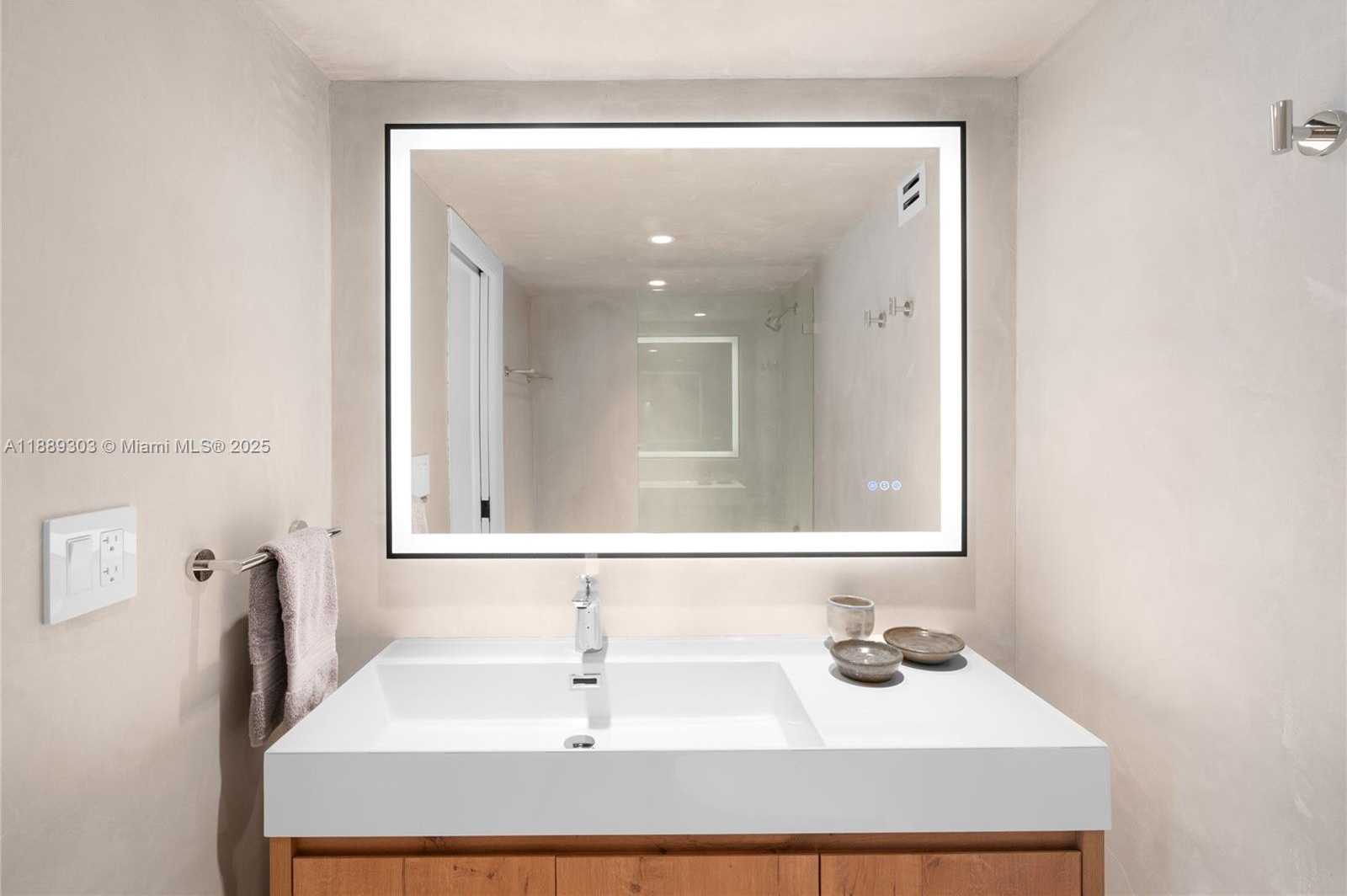 Small Image of 2655 COLLINS AVE #2408, Miami Beach Number 23
