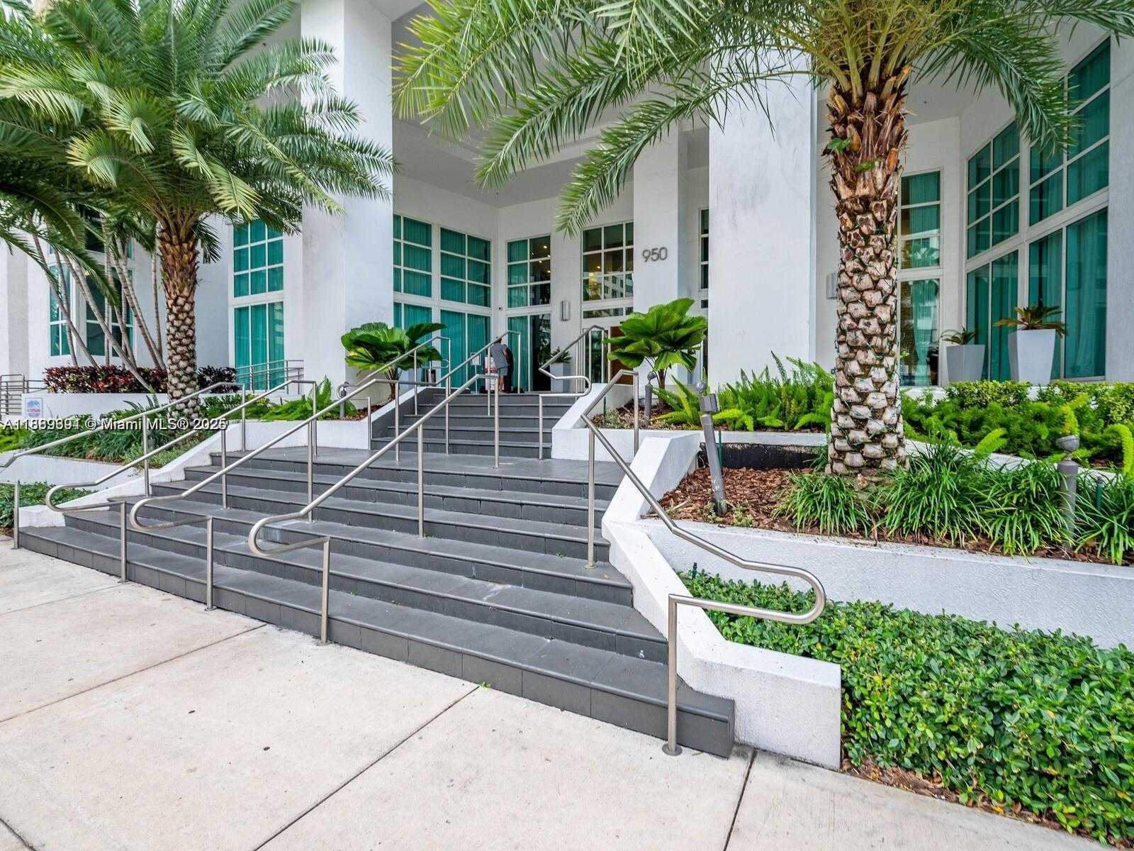 Small Image of 950 BRICKELL BAY DR #5209, Miami Number 3