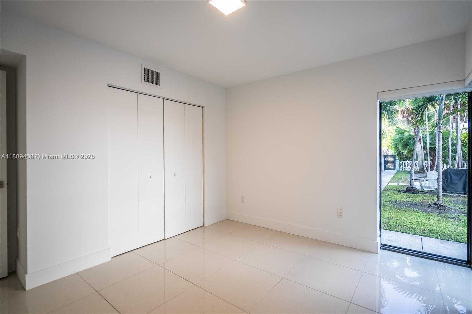 Small Image of 1971 BAY DR #112, Miami Beach Number 14