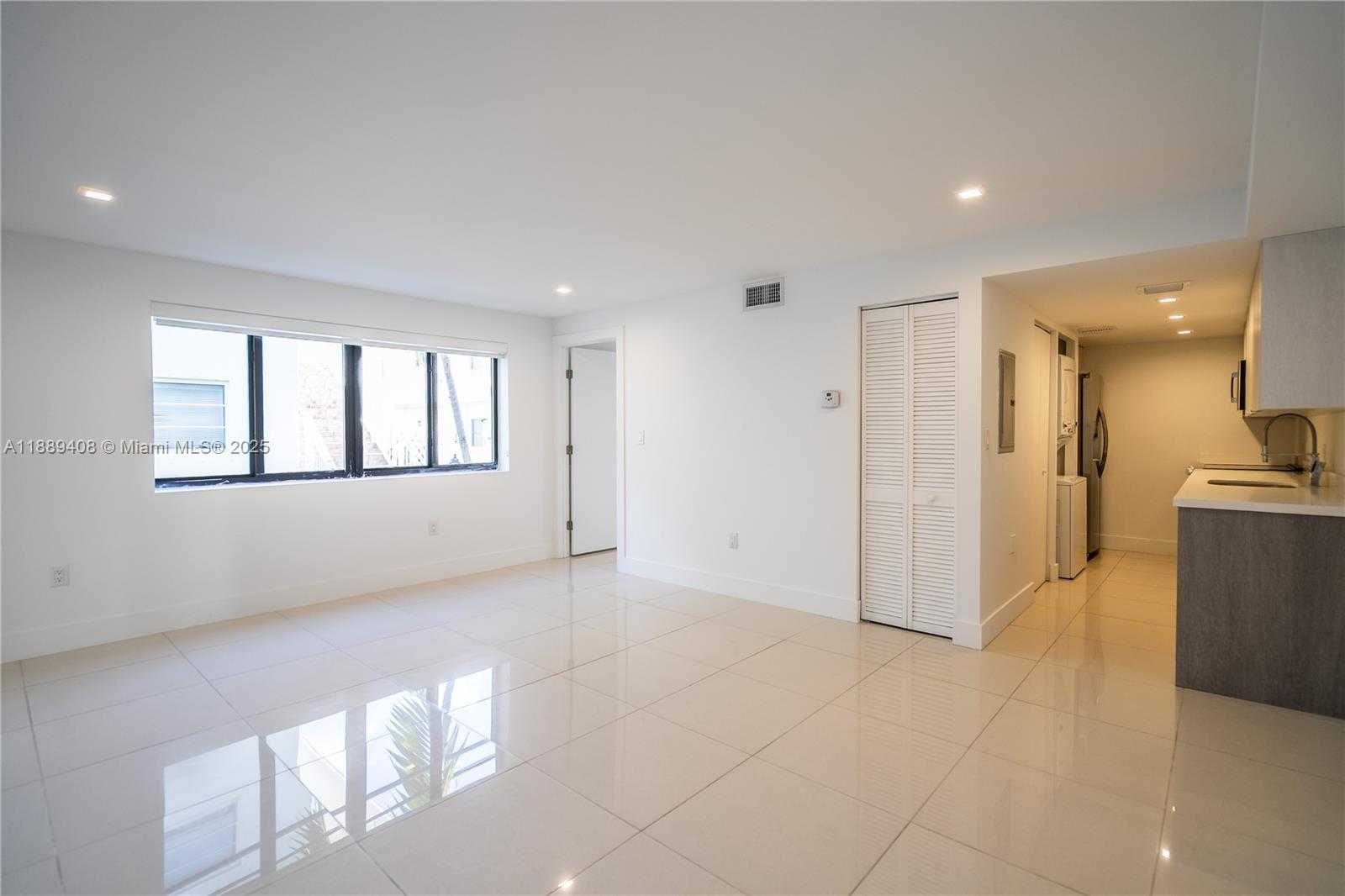 Small Image of 1971 BAY DR #112, Miami Beach Number 3
