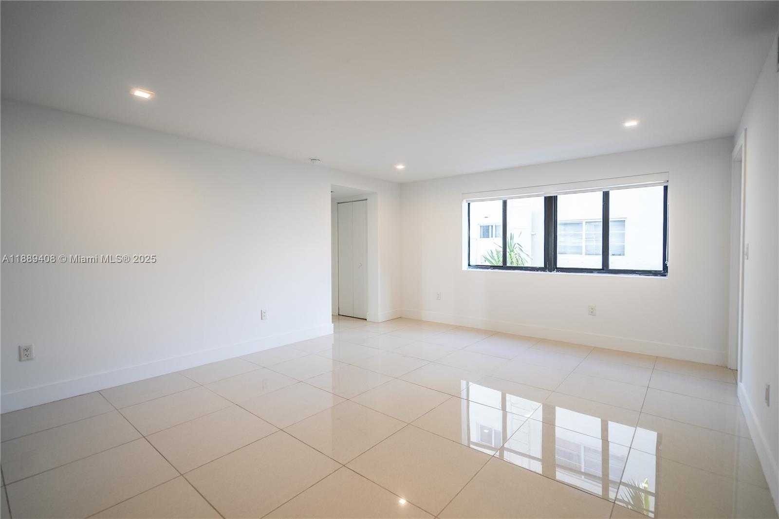 Small Image of 1971 BAY DR #112, Miami Beach Number 4