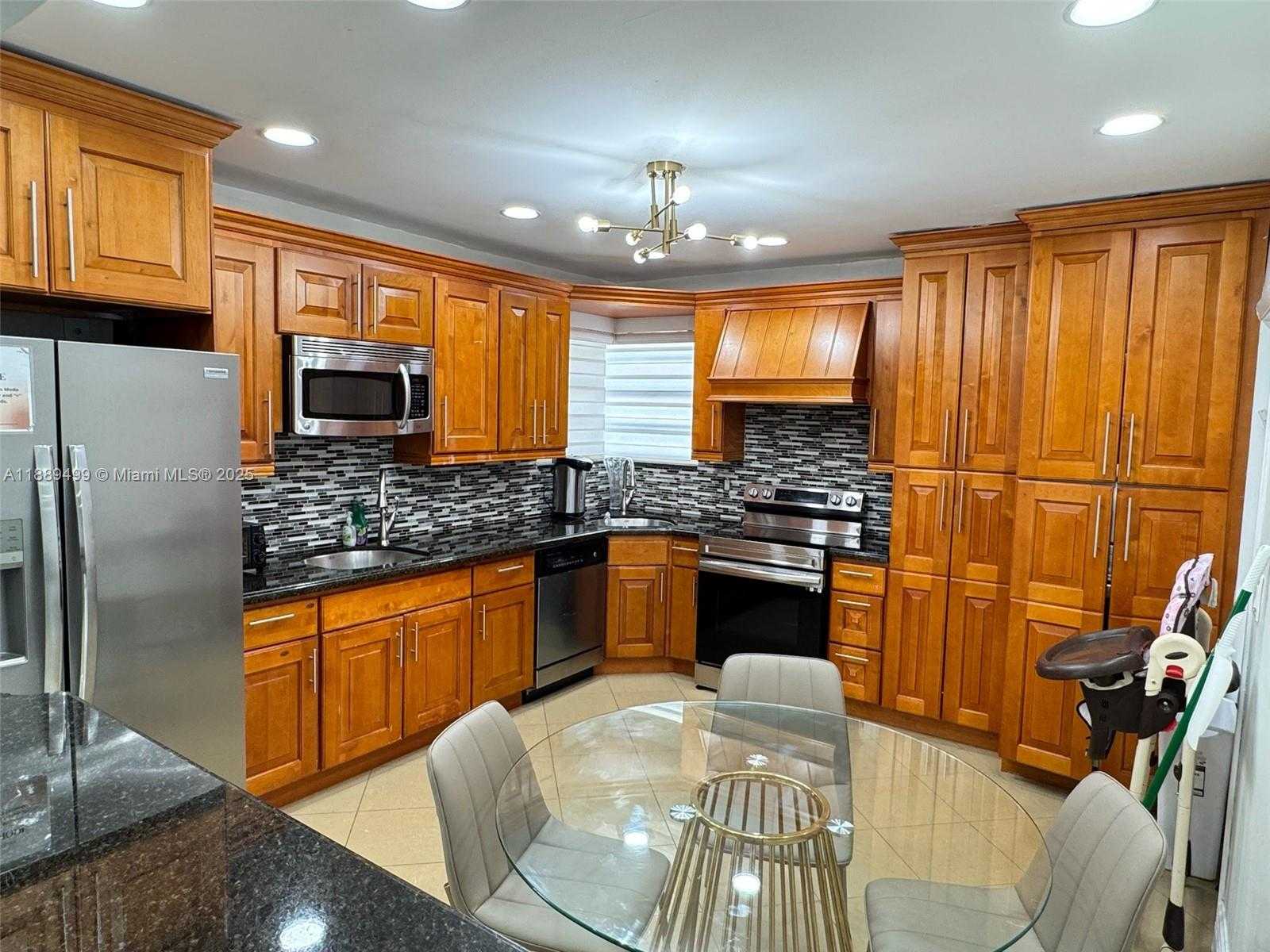 Small Image of 17800 NORTH EAST 10TH AVE, North Miami Beach Number 2