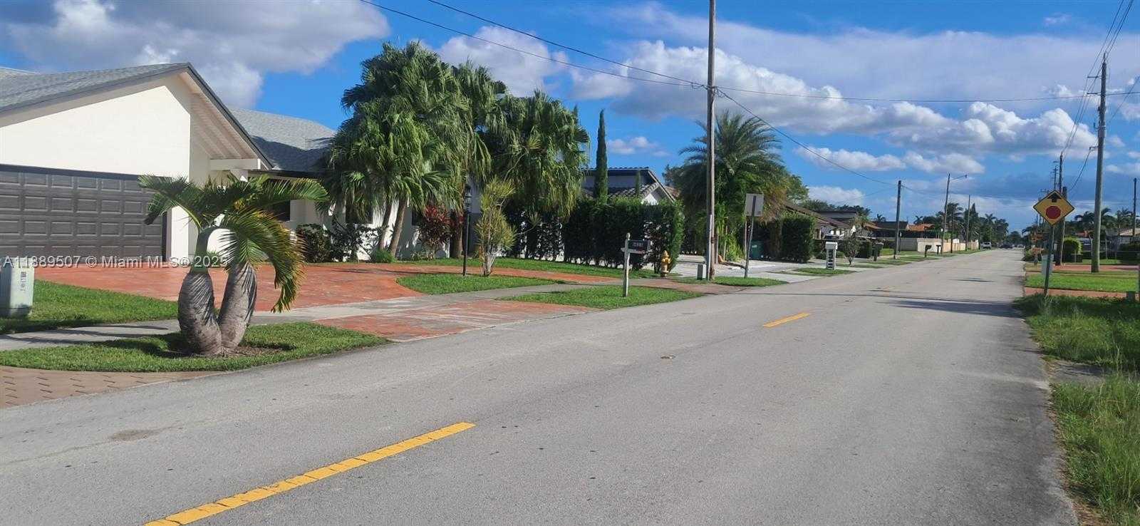 Small Image of 1417 SOUTH WEST 139 AVE, Miami Number 3