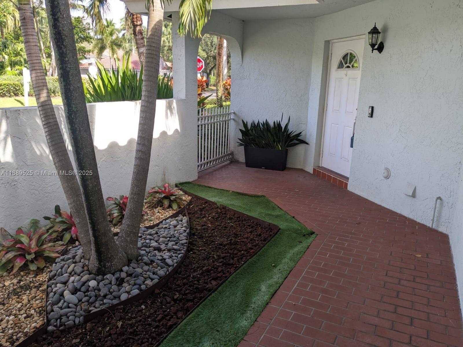 Small Image of 1250 WILLOW DR, Weston Number 2