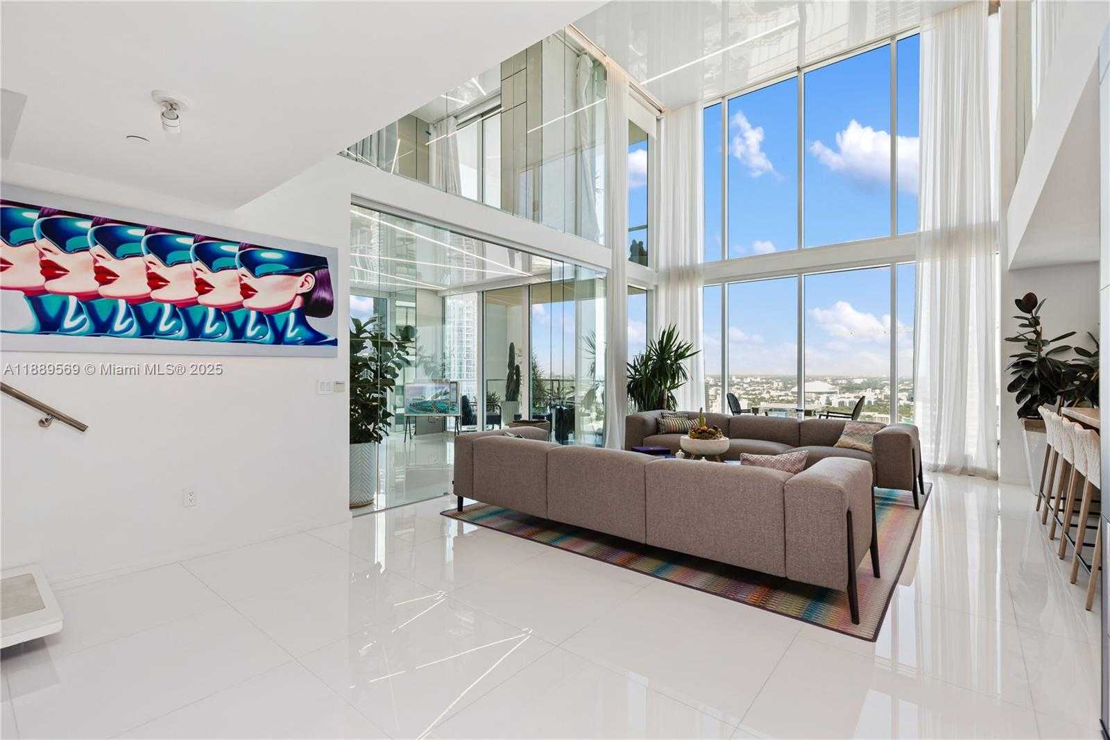 Small Image of 1040 BISCAYNE BLVD #4207, Miami Number 3