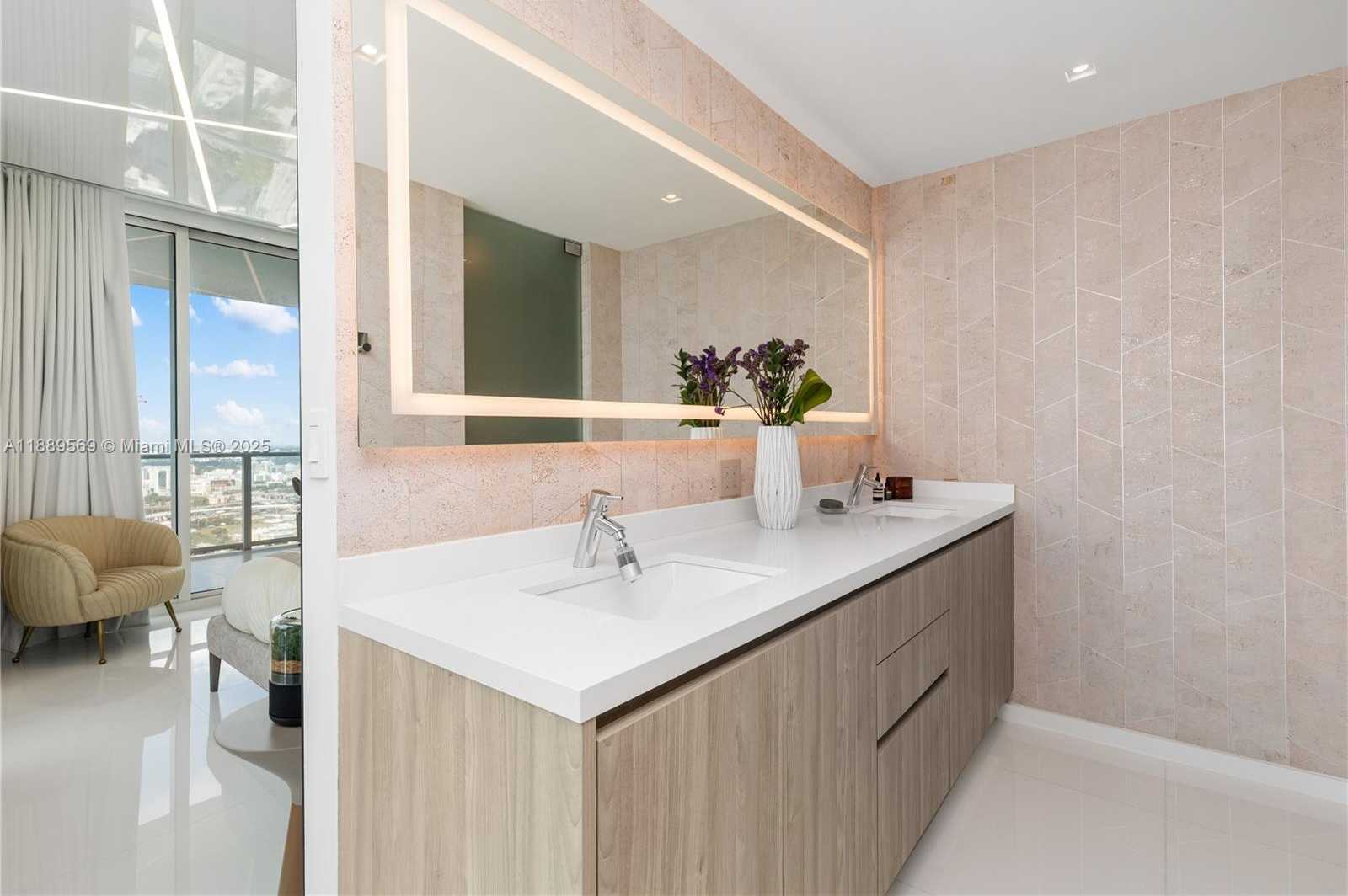 Small Image of 1040 BISCAYNE BLVD #4207, Miami Number 35
