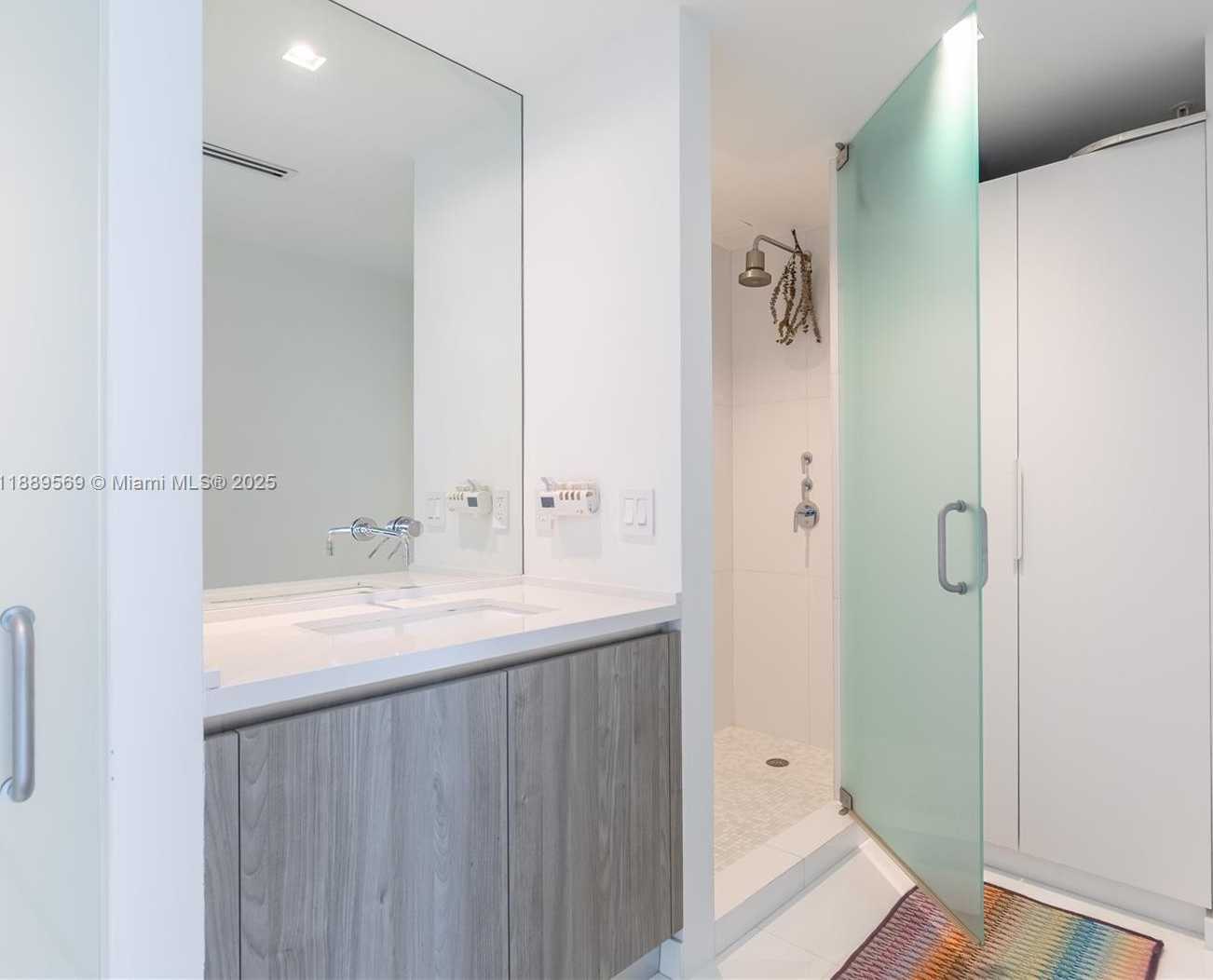 Small Image of 1040 BISCAYNE BLVD #4207, Miami Number 42