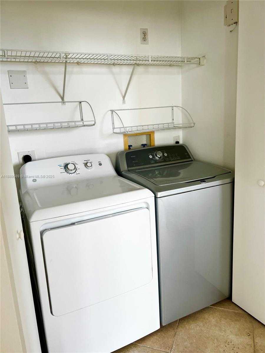 Small Image of 1330 WEST AVE #2204, Miami Beach Number 3