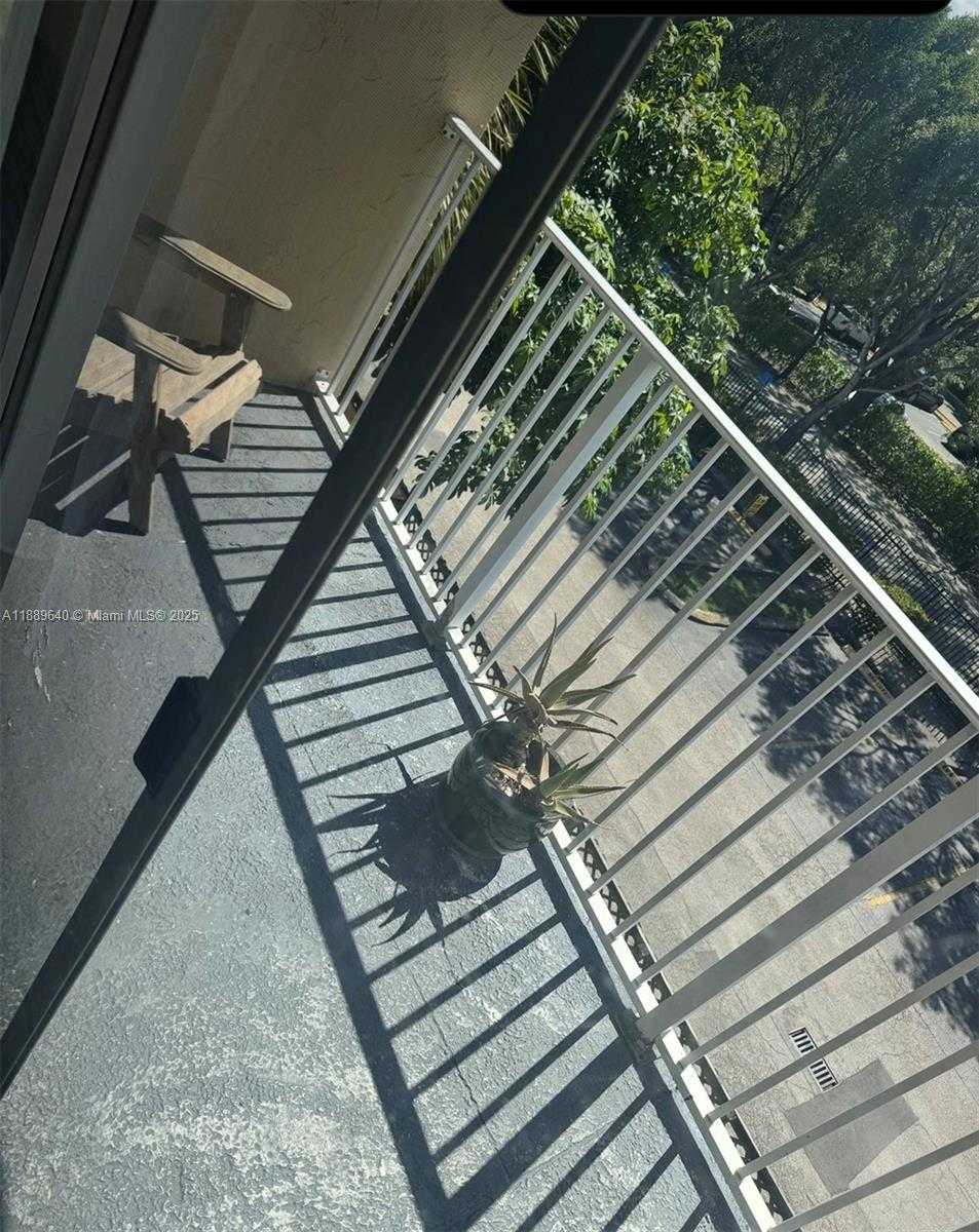 Small Image of 5201 GENEVA WAY #309, Doral Number 8