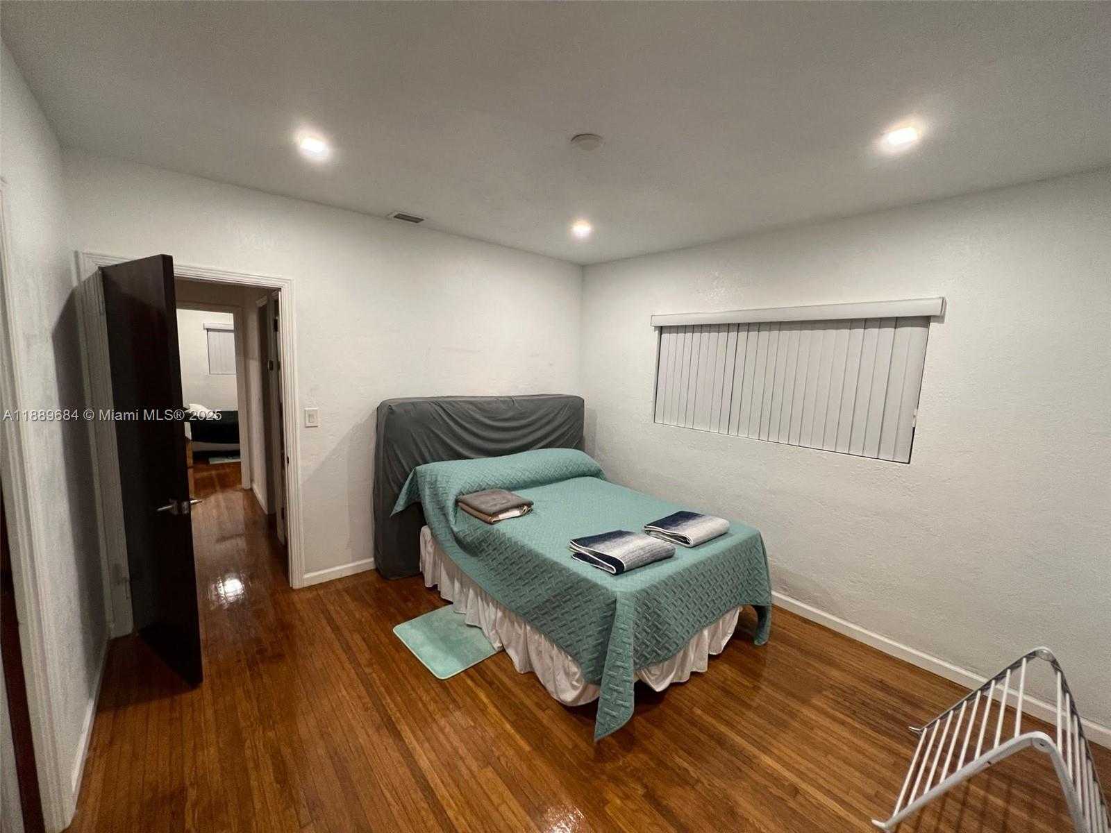 Small Image of Miami Number 10