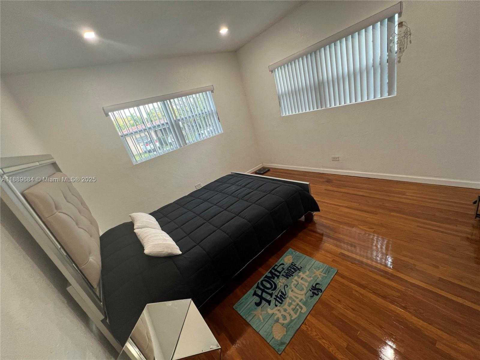 Small Image of Miami Number 6