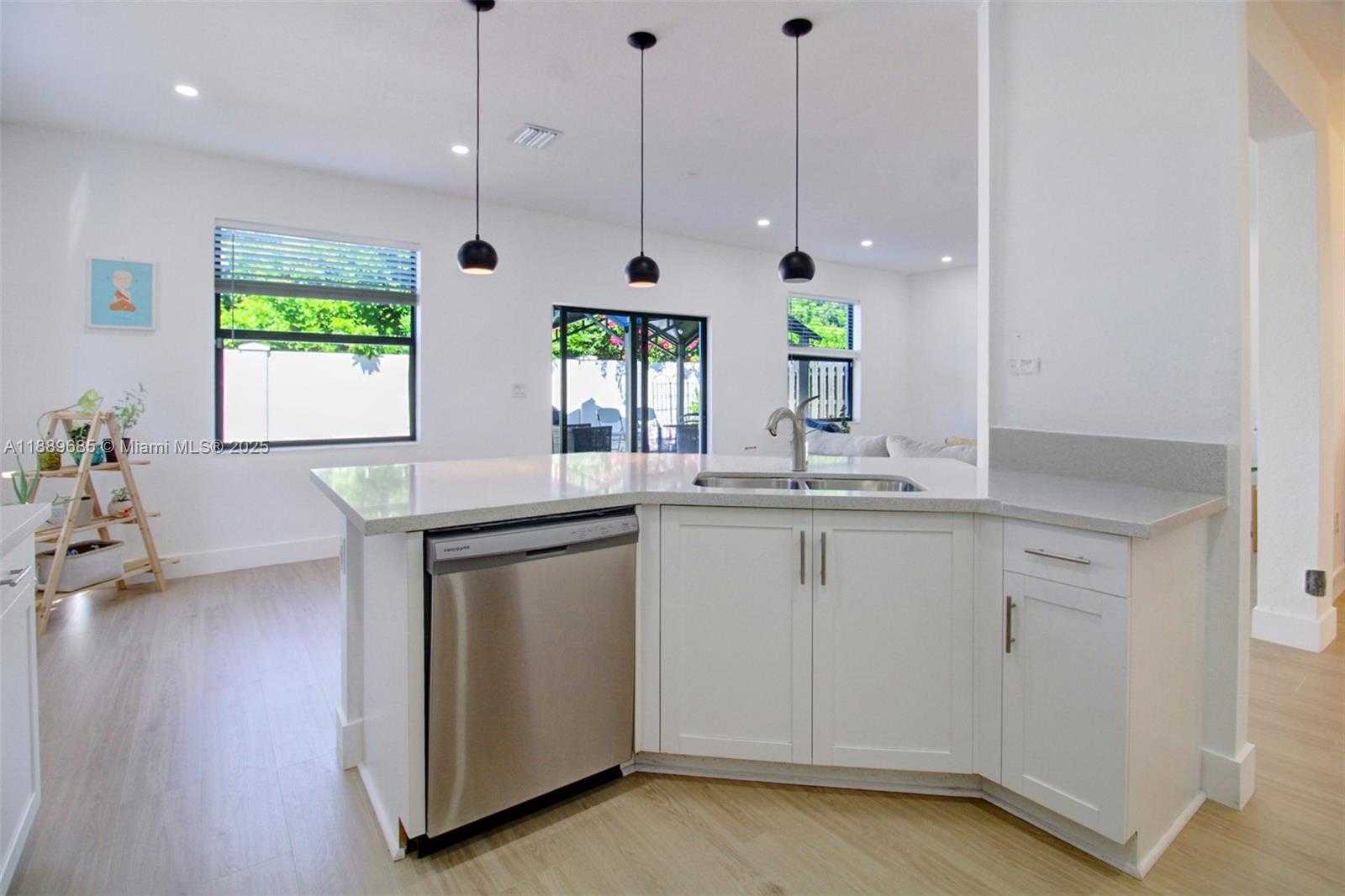 Small Image of 21016 NORTH EAST 2ND CT, Miami Number 13