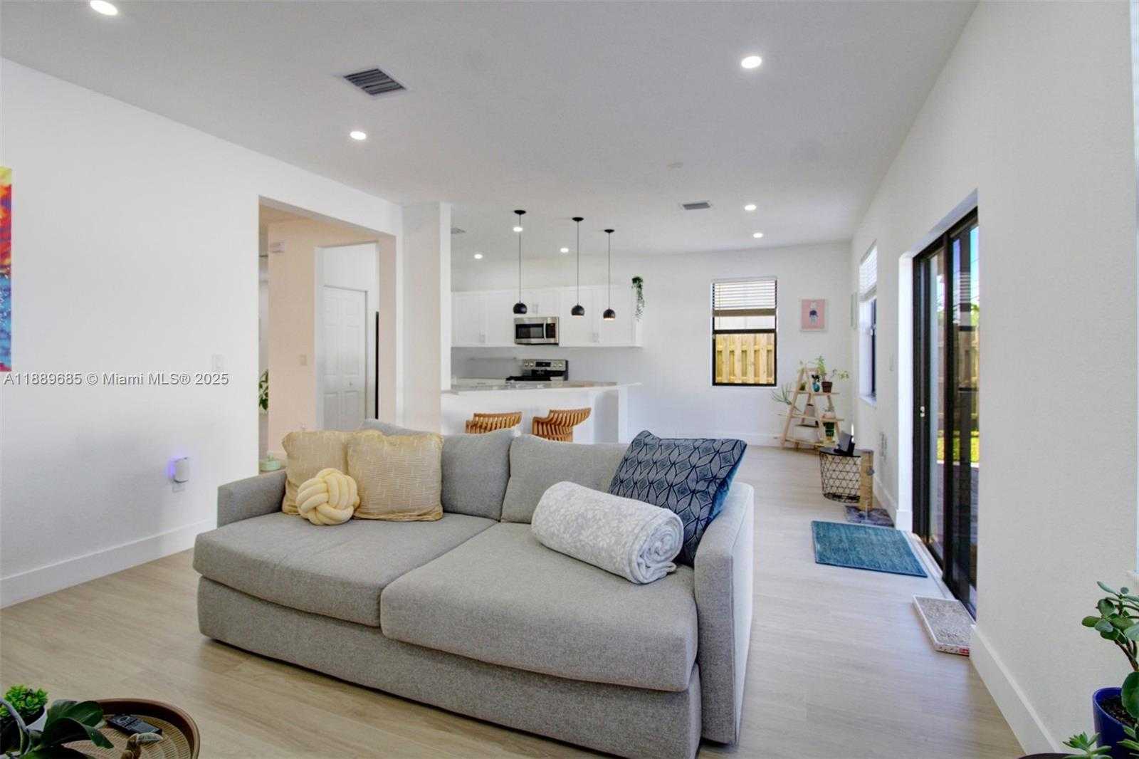Small Image of 21016 NORTH EAST 2ND CT, Miami Number 14