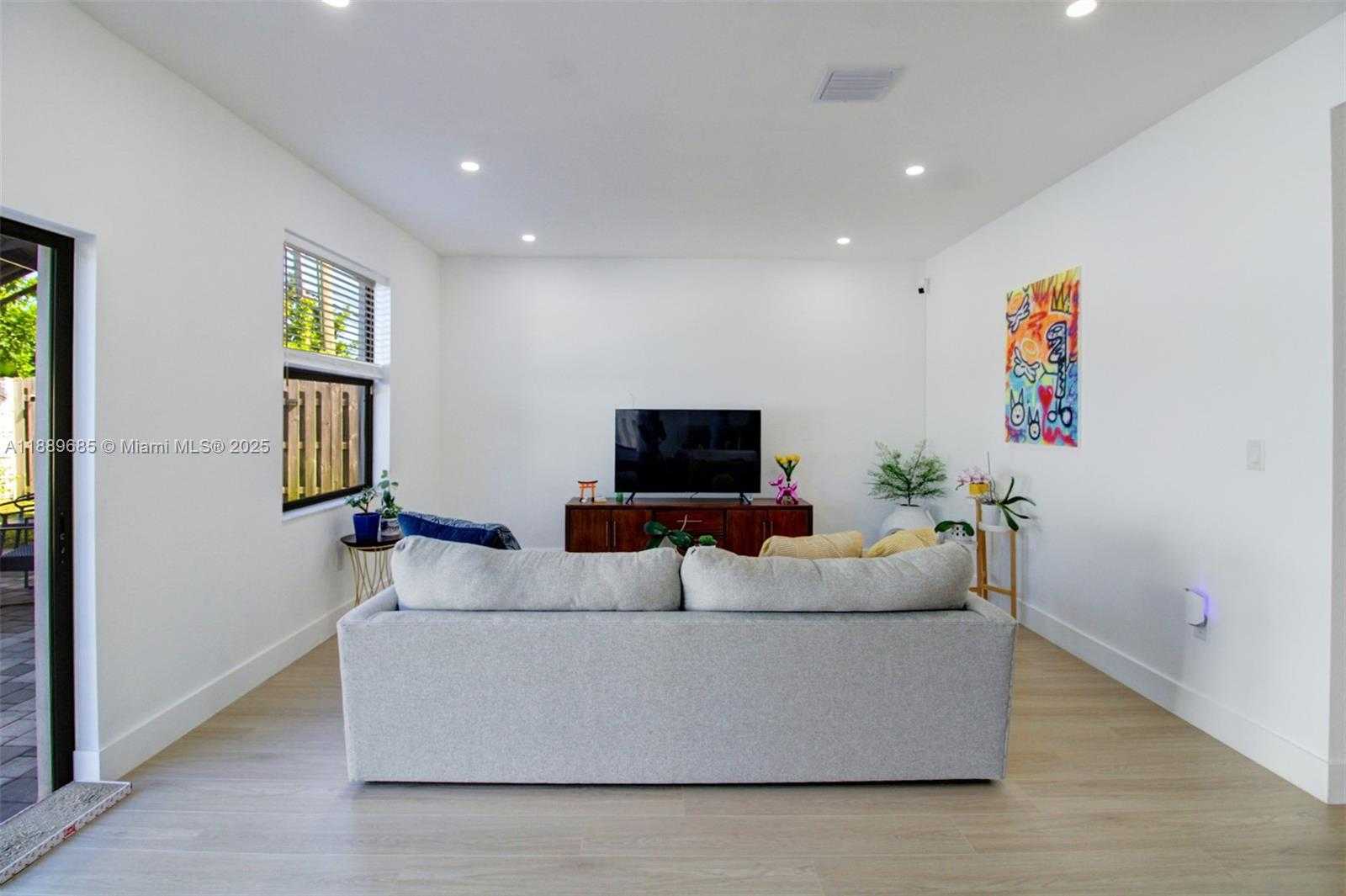 Small Image of 21016 NORTH EAST 2ND CT, Miami Number 15