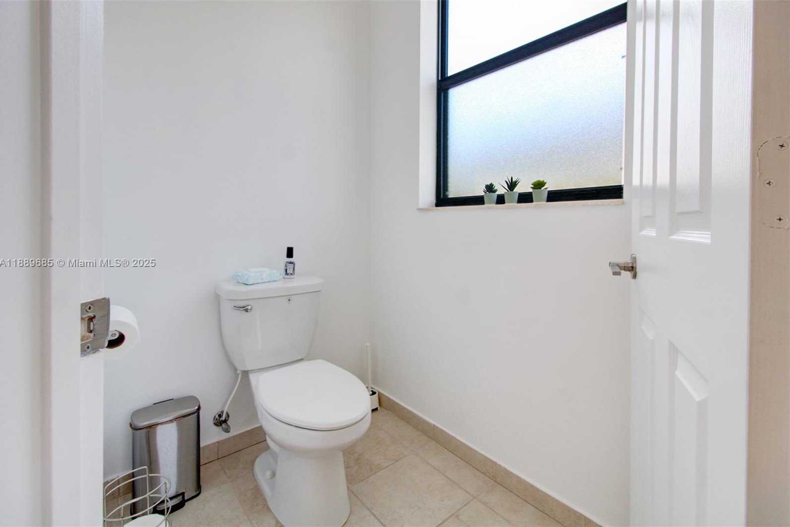 Small Image of 21016 NORTH EAST 2ND CT, Miami Number 27