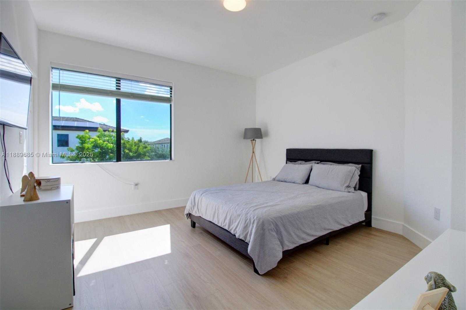 Small Image of 21016 NORTH EAST 2ND CT, Miami Number 28