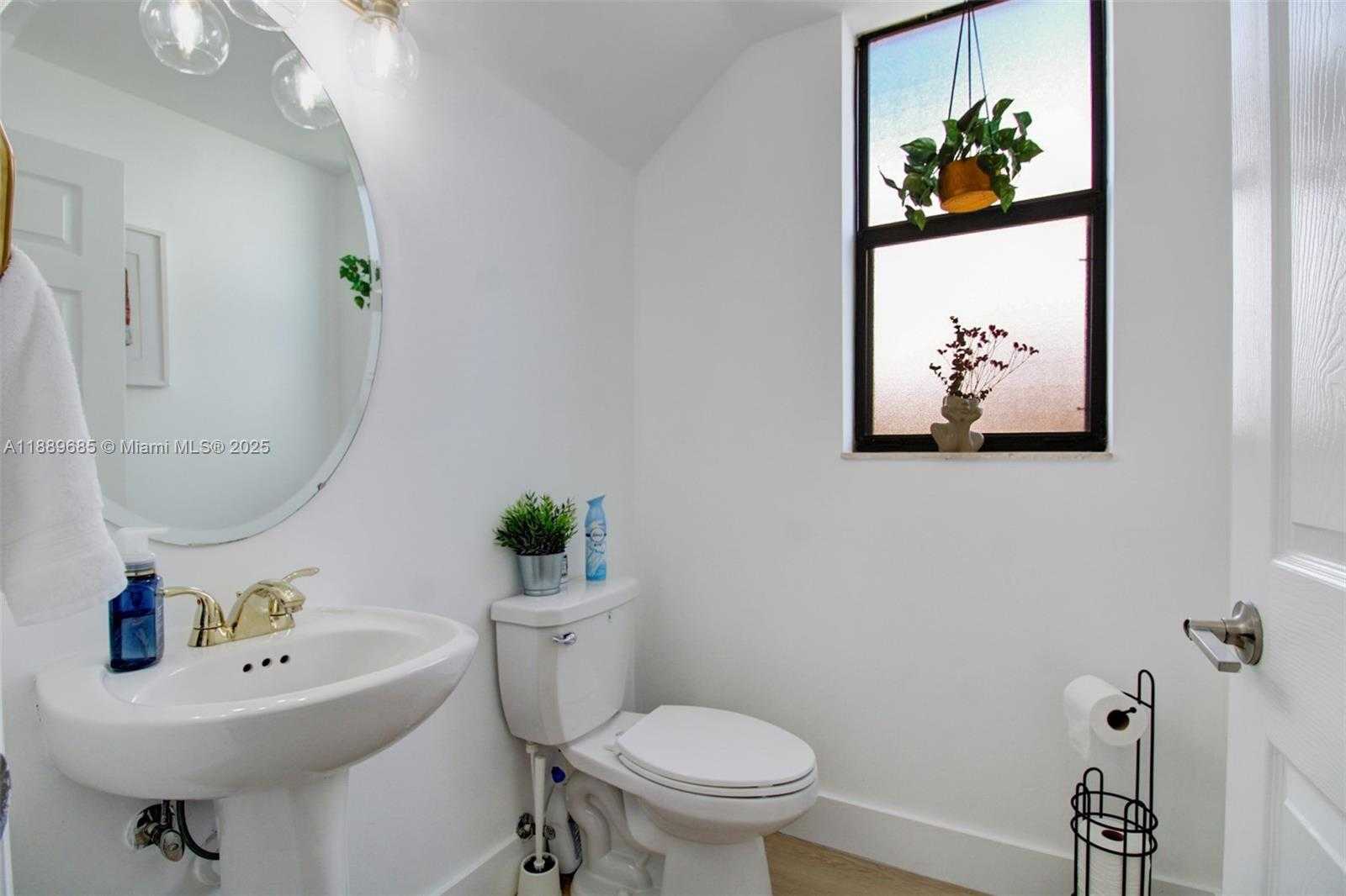 Small Image of 21016 NORTH EAST 2ND CT, Miami Number 7
