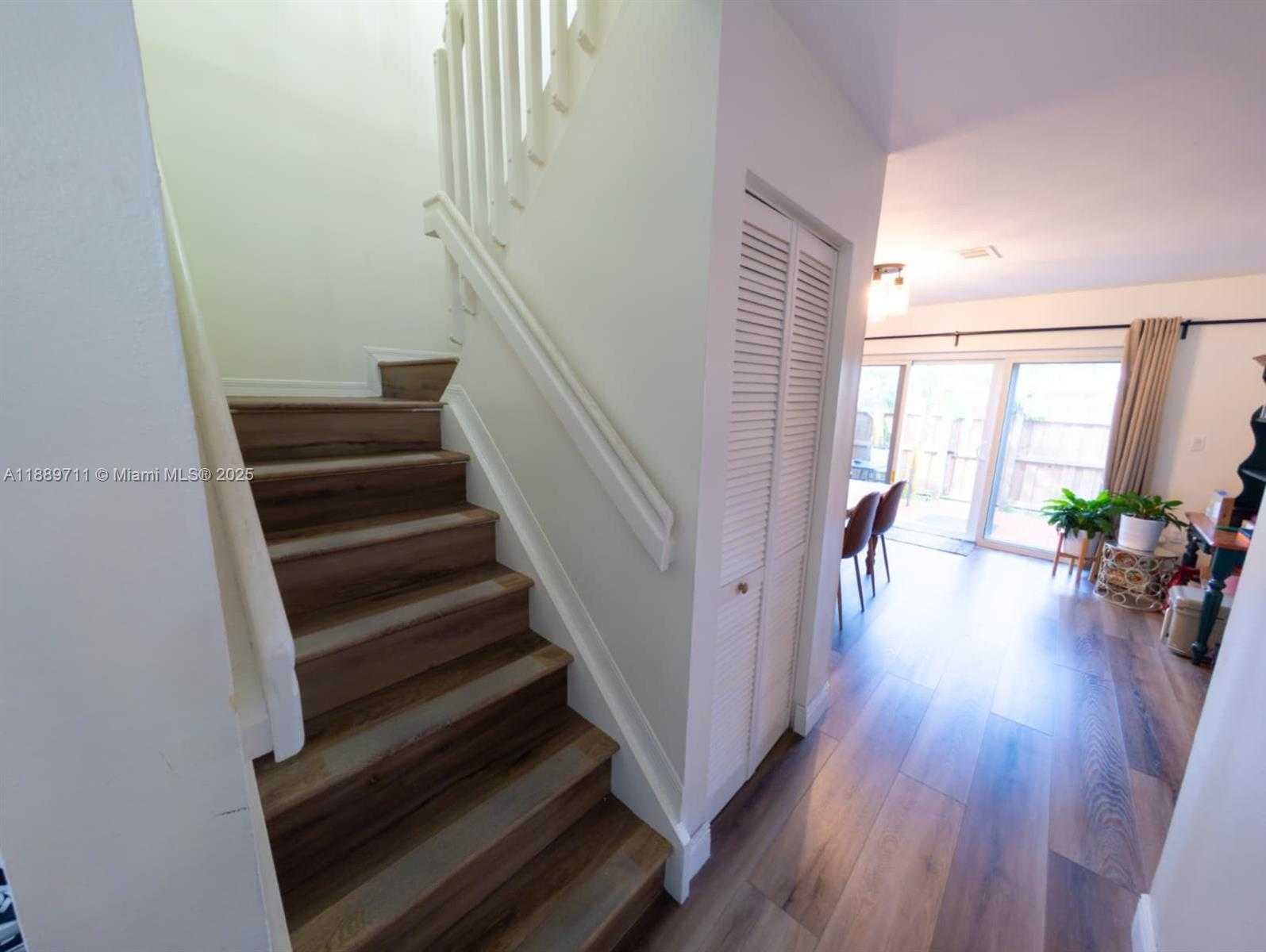 Small Image of Miami Number 9