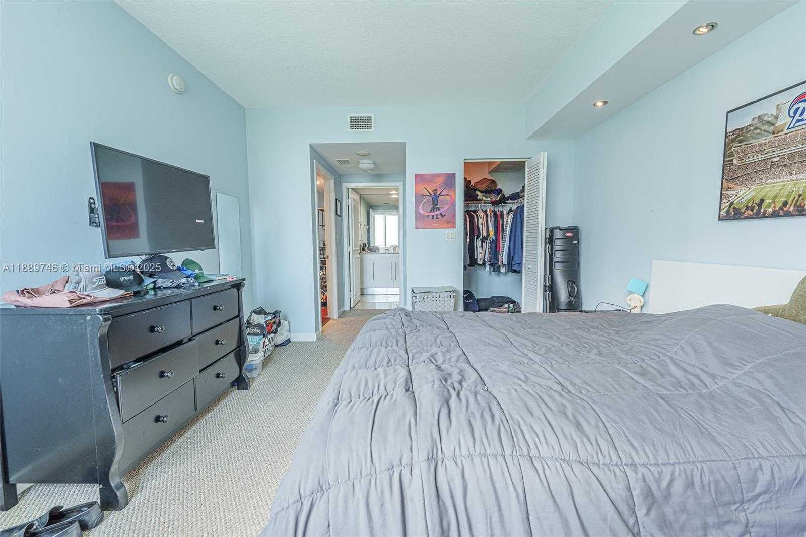 Small Image of 335 Biscayne Blvd, Miami, FL 33132, USA Number 10