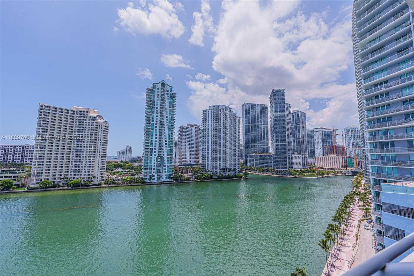 Small Image of 335 Biscayne Blvd, Miami, FL 33132, USA Number 2