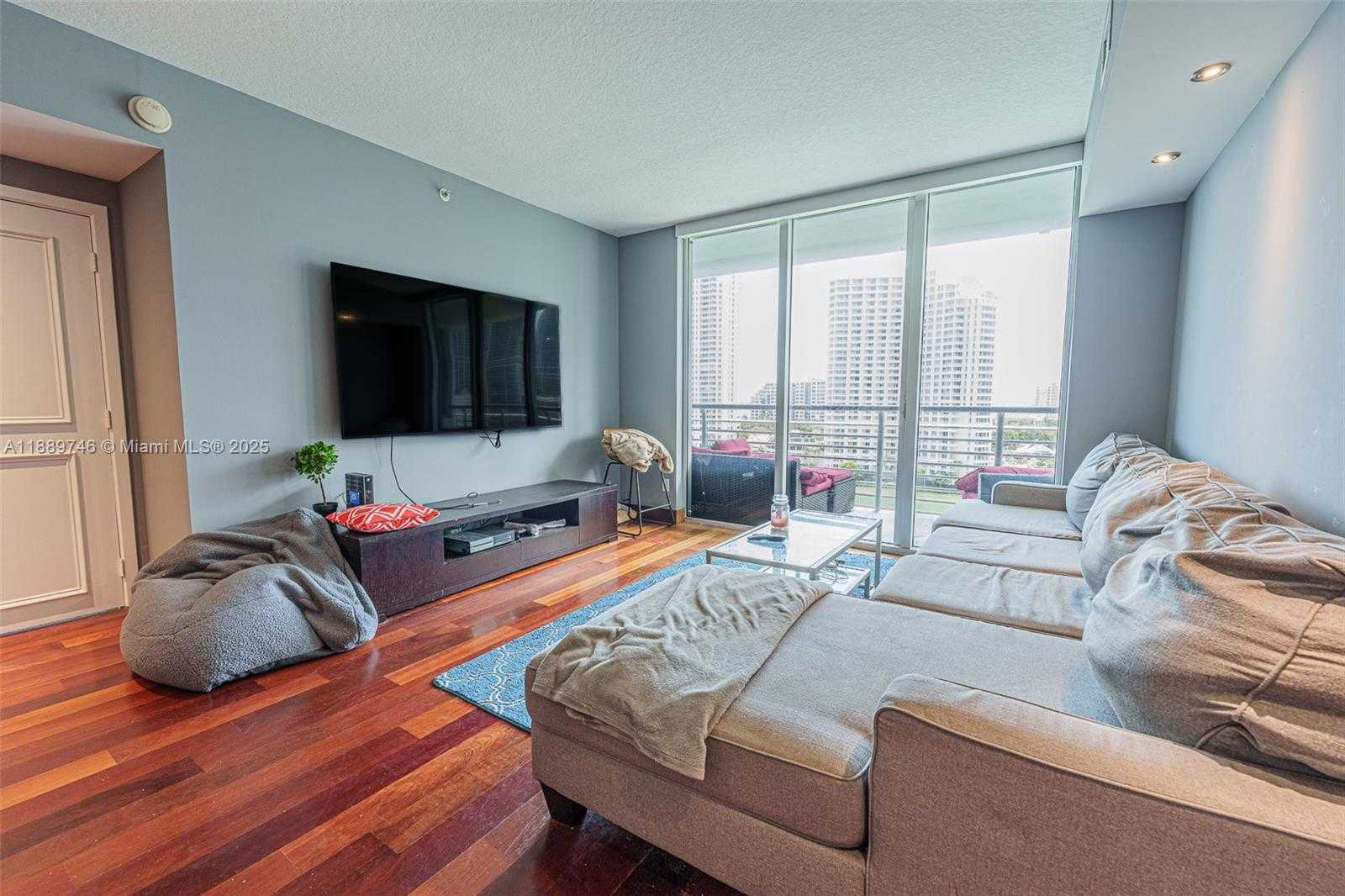 Small Image of 335 Biscayne Blvd, Miami, FL 33132, USA Number 5