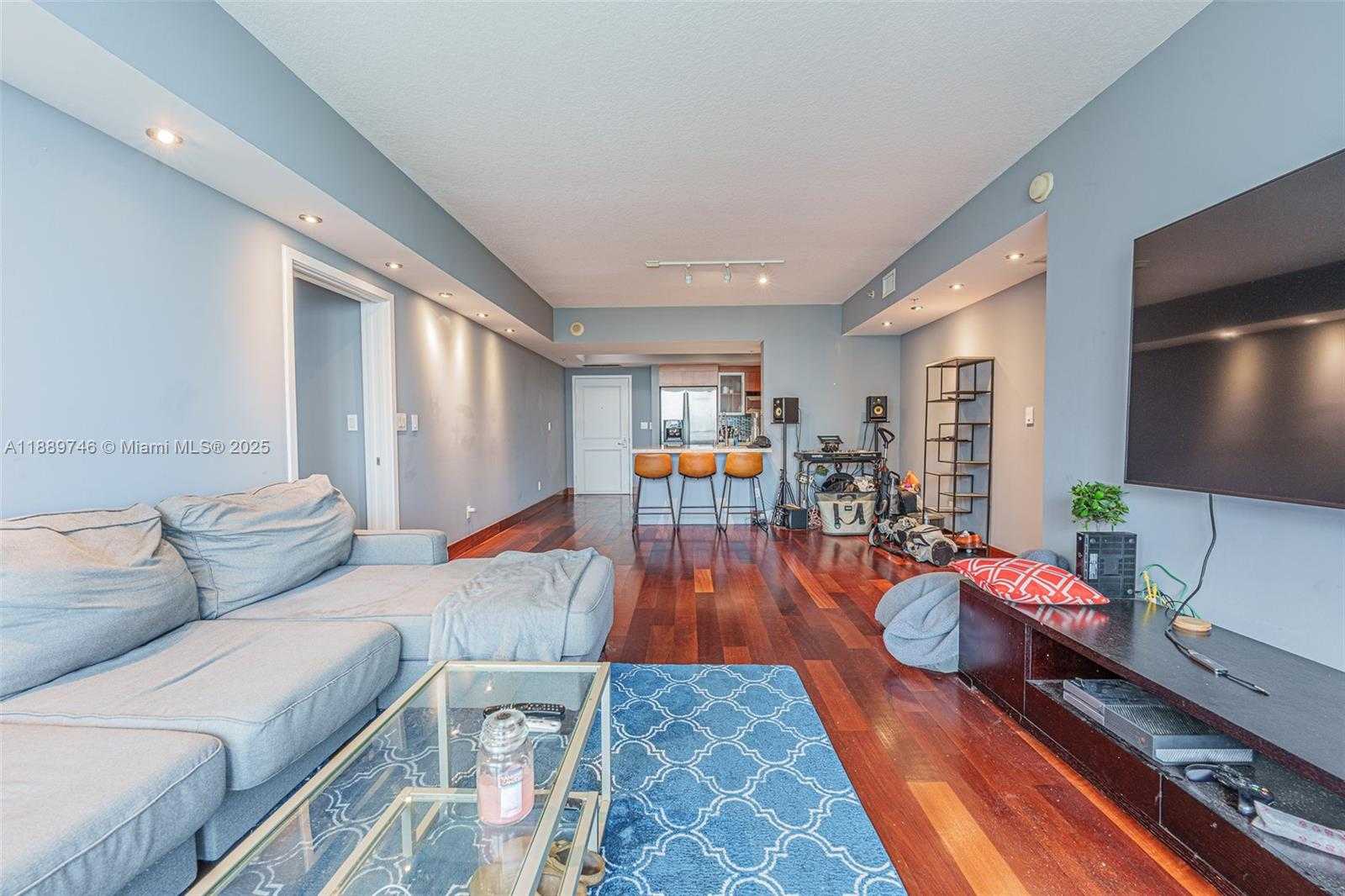Small Image of 335 Biscayne Blvd, Miami, FL 33132, USA Number 7