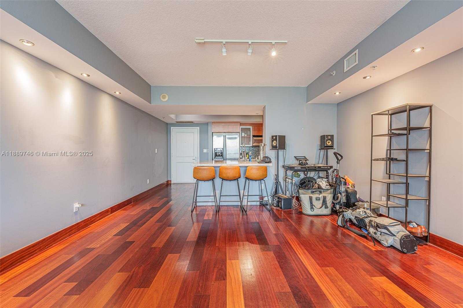 Small Image of 335 Biscayne Blvd, Miami, FL 33132, USA Number 8