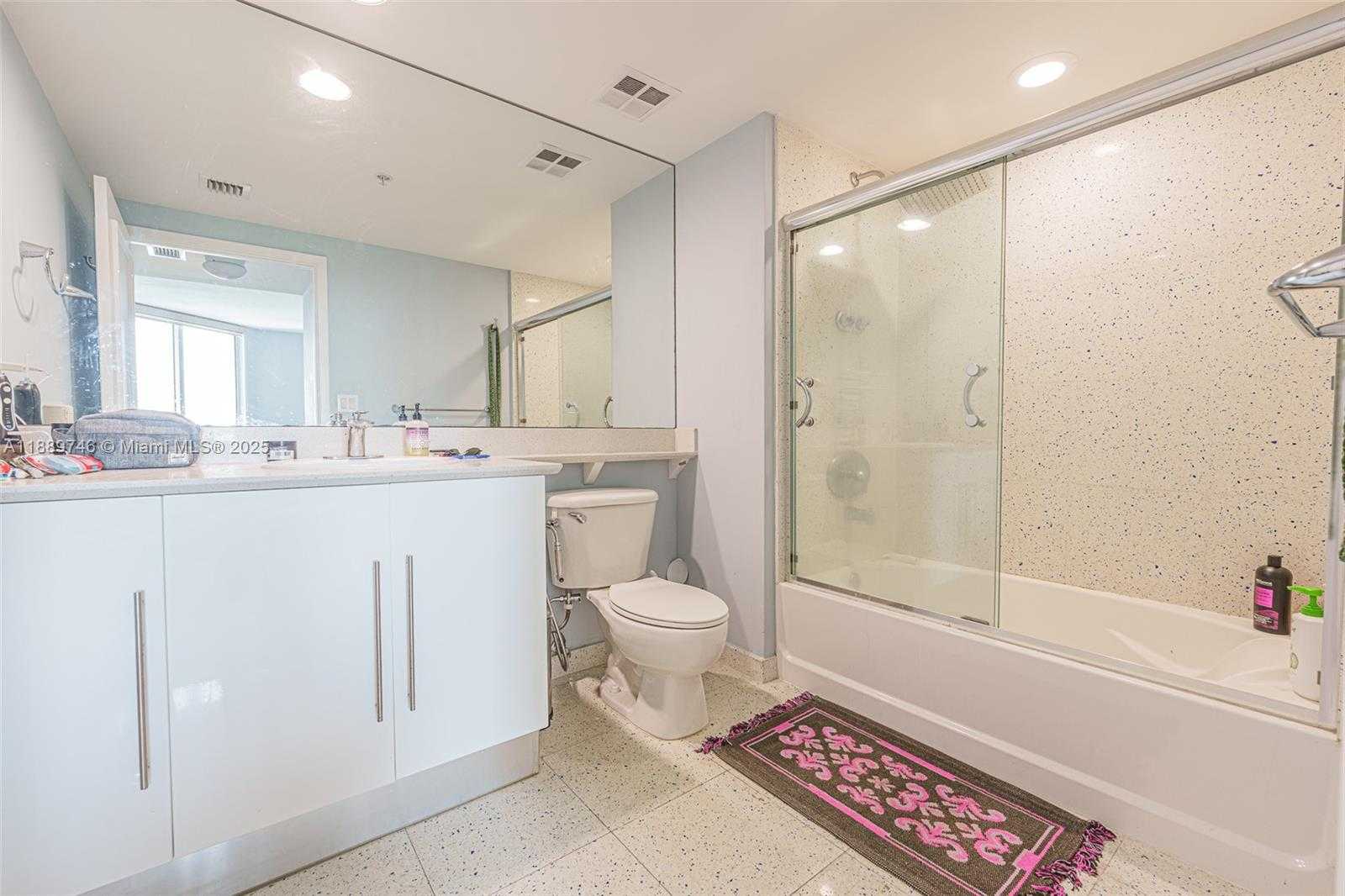 Small Image of 335 Biscayne Blvd, Miami, FL 33132, USA Number 9