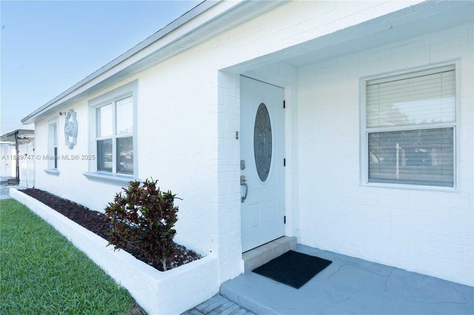 Small Image of 6390 PLUNKETT ST, Hollywood Number 2