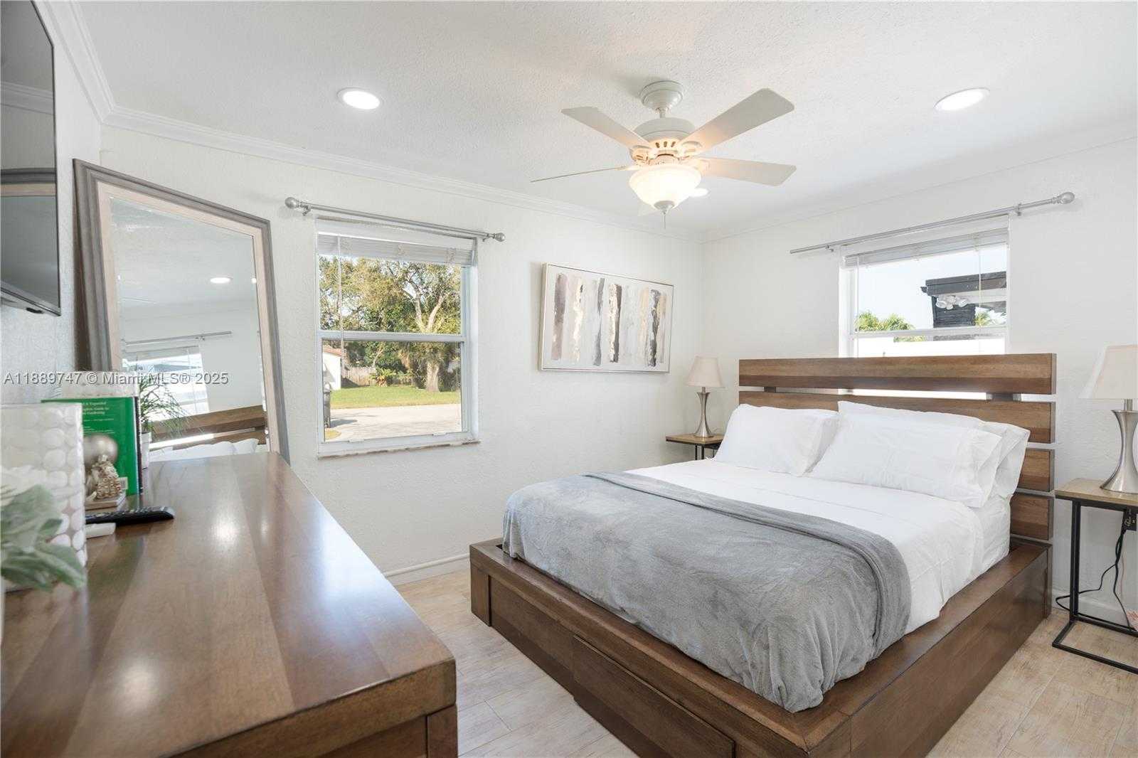 Small Image of 6390 PLUNKETT ST, Hollywood Number 24