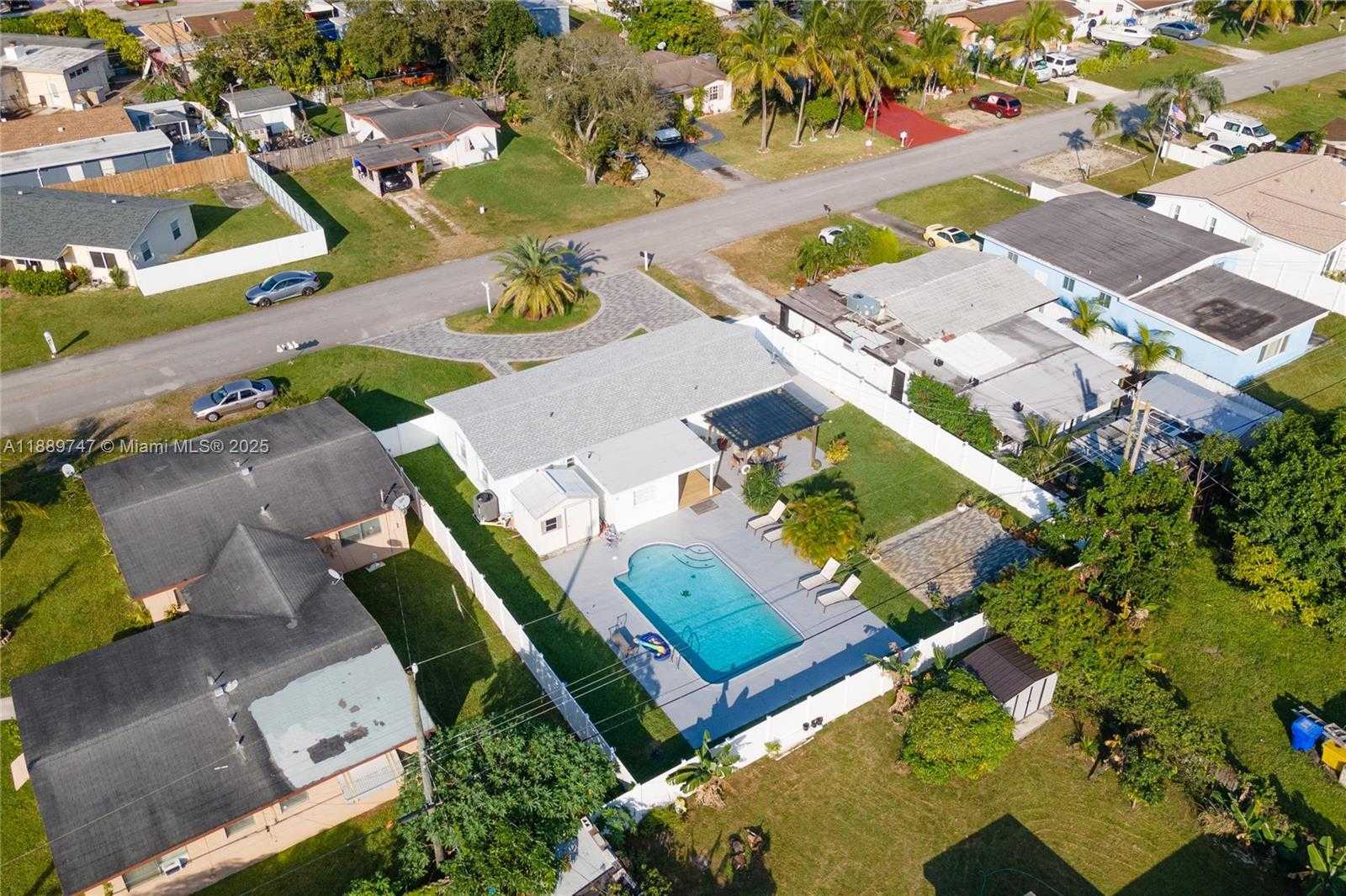 Small Image of 6390 PLUNKETT ST, Hollywood Number 3