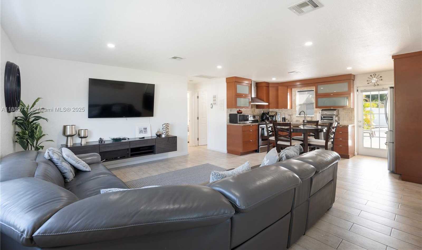 Small Image of 6390 PLUNKETT ST, Hollywood Number 30