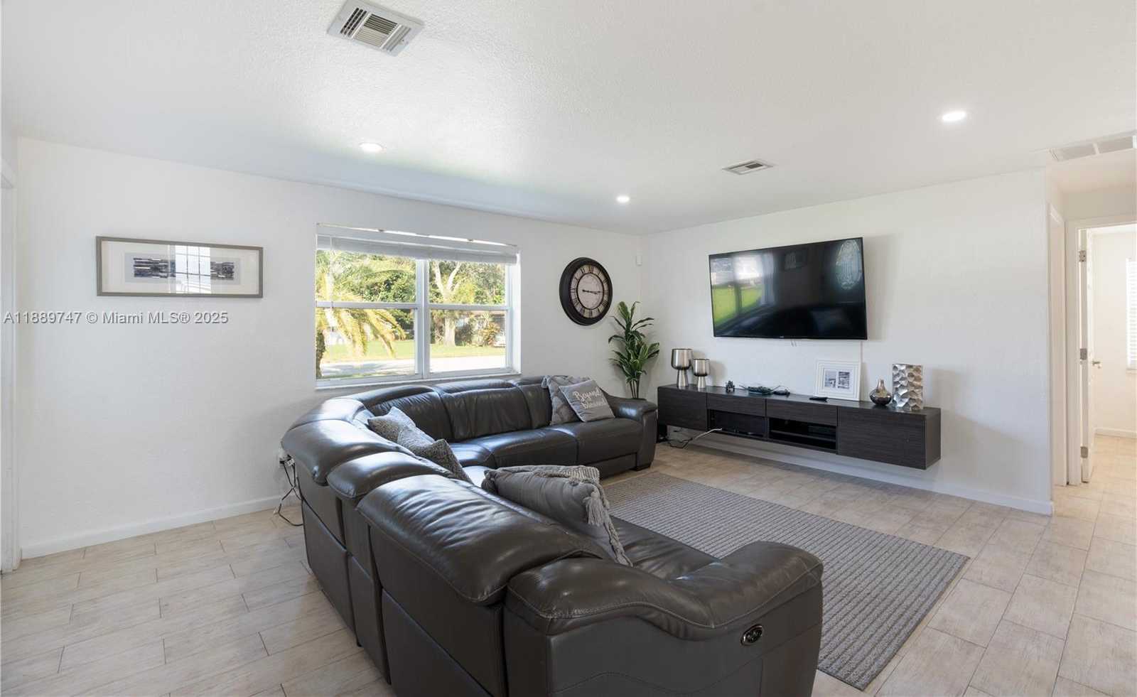 Small Image of 6390 PLUNKETT ST, Hollywood Number 31