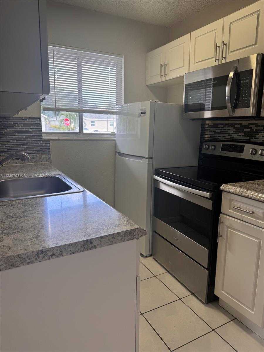 Small Image of 2150 MADISON ST #20, Hollywood Number 2