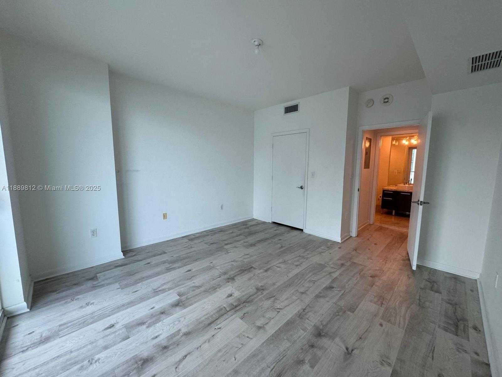 Small Image of 244 BISCAYNE BLVD #2105, Miami Number 11