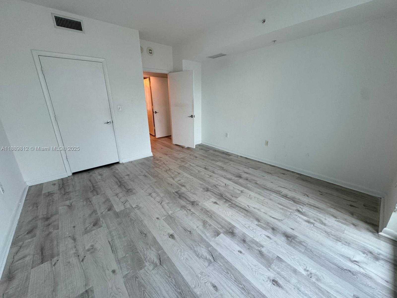 Small Image of 244 BISCAYNE BLVD #2105, Miami Number 12