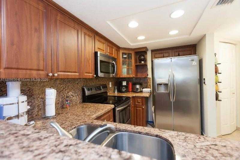Small Image of 5880 COLLINS AVE #306, Miami Beach Number 13