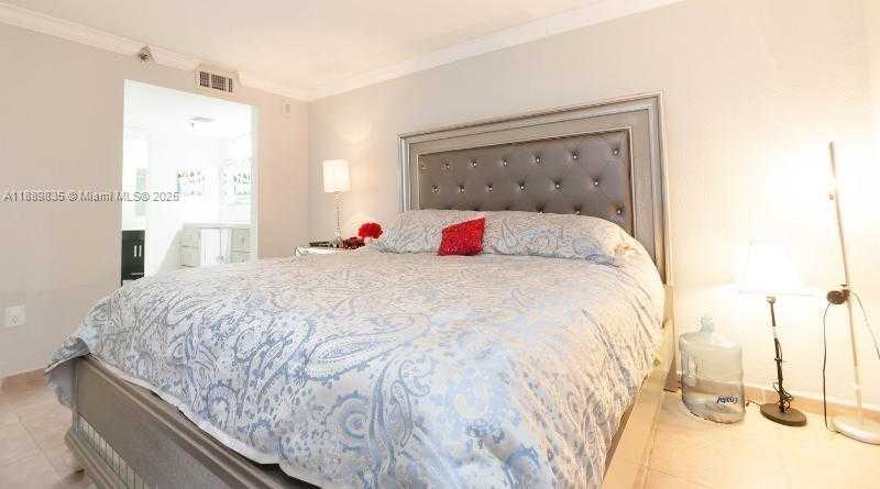 Small Image of 5880 COLLINS AVE #306, Miami Beach Number 16